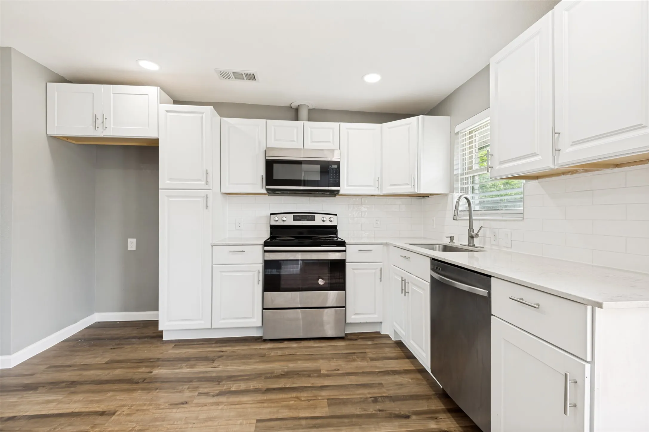 Single Family Residence For Sale in Dallas County , 737 Cranbrook Lane, Grand Prairie, Texas 75052, 3 Bedroom, 2 Bathroom, Garage spaces, 1,296 Sqft, built in 1958, mls#21360590, Real Estate Agent in Grand Prairie, Homes For Sale in Dallas county, Homes For Sale in Grand Prairie, Realtor in Grand Prairie Texas, Real Estate Brokerage Independent Realty Texas, Luminita Cordes Realtor