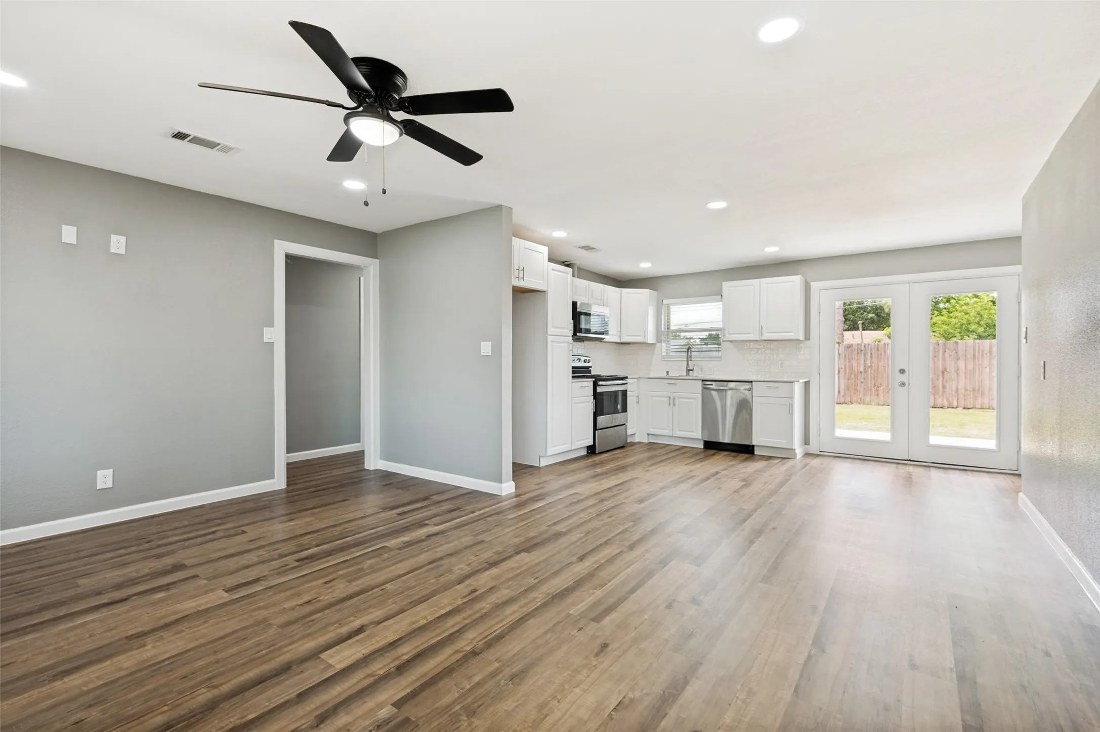 Single Family Residence For Sale in Dallas County , 737 Cranbrook Lane, Grand Prairie, Texas 75052, 3 Bedroom, 2 Bathroom, Garage spaces, 1,296 Sqft, built in 1958, mls#21360590, Real Estate Agent in Grand Prairie, Homes For Sale in Dallas county, Homes For Sale in Grand Prairie, Realtor in Grand Prairie Texas, Real Estate Brokerage Independent Realty Texas, Luminita Cordes Realtor