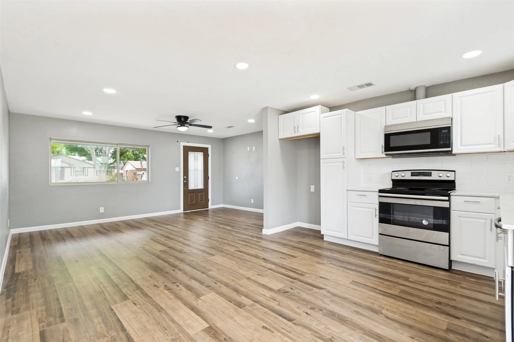 Single Family Residence For Sale in Dallas County , 737 Cranbrook Lane, Grand Prairie, Texas 75052, 3 Bedroom, 2 Bathroom, Garage spaces, 1,296 Sqft, built in 1958, mls#21360590, Real Estate Agent in Grand Prairie, Homes For Sale in Dallas county, Homes For Sale in Grand Prairie, Realtor in Grand Prairie Texas, Real Estate Brokerage Independent Realty Texas, Luminita Cordes Realtor