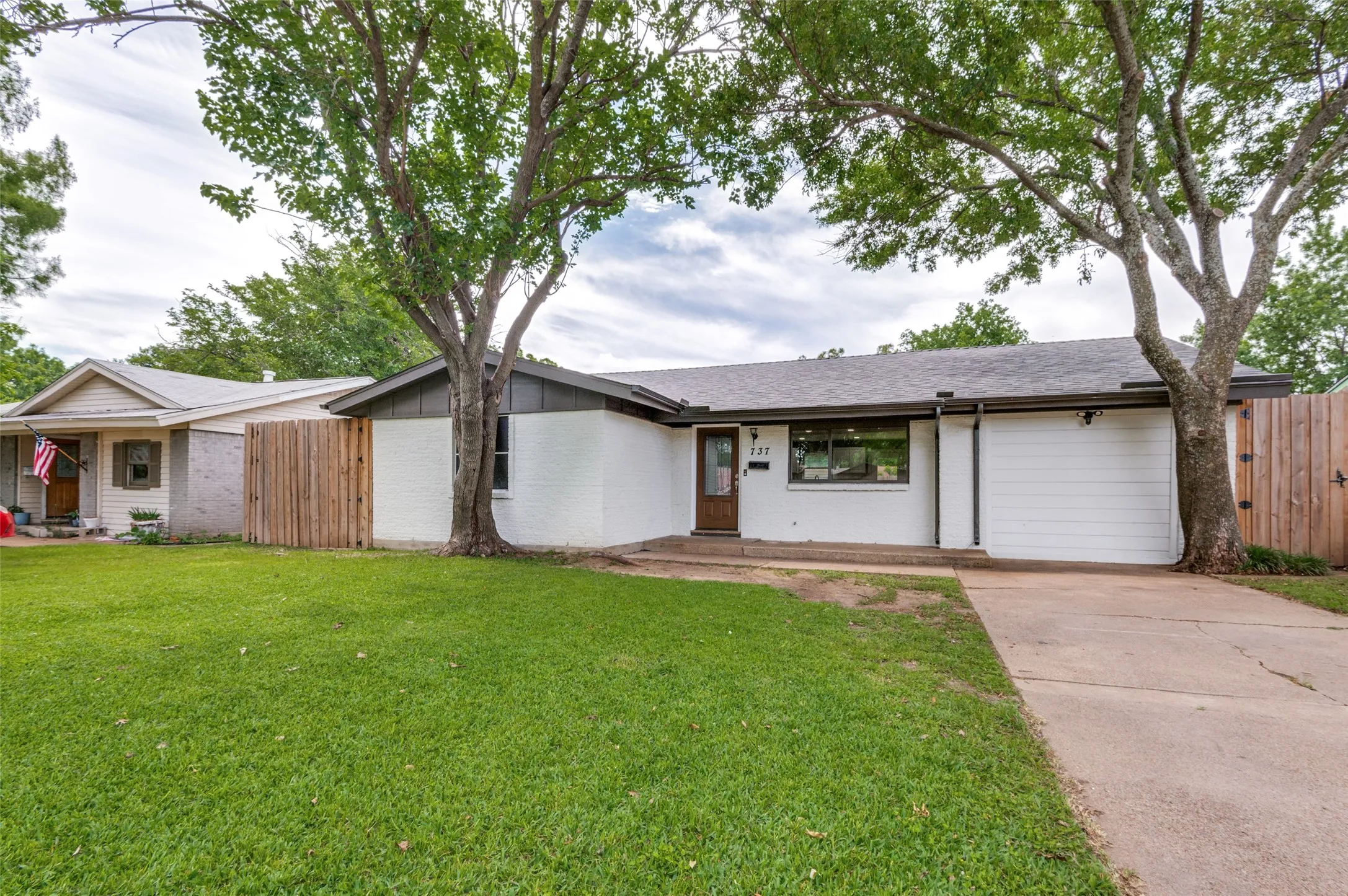 Single Family Residence For Sale in Dallas County , 737 Cranbrook Lane, Grand Prairie, Texas 75052, 3 Bedroom, 2 Bathroom, Garage spaces, 1,296 Sqft, built in 1958, mls#21360590, Real Estate Agent in Grand Prairie, Homes For Sale in Dallas county, Homes For Sale in Grand Prairie, Realtor in Grand Prairie Texas, Real Estate Brokerage Independent Realty Texas, Luminita Cordes Realtor