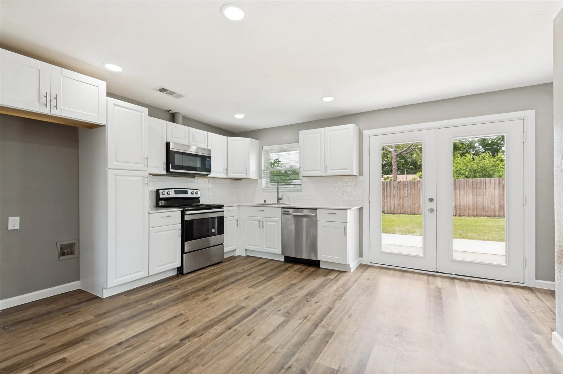 Single Family Residence For Sale in Dallas County , 737 Cranbrook Lane, Grand Prairie, Texas 75052, 3 Bedroom, 2 Bathroom, Garage spaces, 1,296 Sqft, built in 1958, mls#21360590, Real Estate Agent in Grand Prairie, Homes For Sale in Dallas county, Homes For Sale in Grand Prairie, Realtor in Grand Prairie Texas, Real Estate Brokerage Independent Realty Texas, Luminita Cordes Realtor