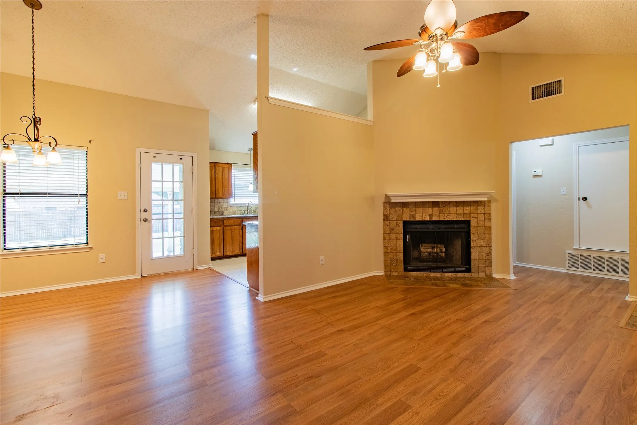 Single Family Residence For Sale in Tarrant County , 8220 Willis Lane, Watauga, Texas 76148, 3 Bedroom, 2 Bathroom, 2 Garage spaces, 1,288 Sqft, built in 1986, mls#21359521, Real Estate Agent in Watauga, Homes For Sale in Tarrant county, Homes For Sale in Watauga, Realtor in Watauga Texas, Real Estate Brokerage Independent Realty Texas, Luminita Cordes Realtor