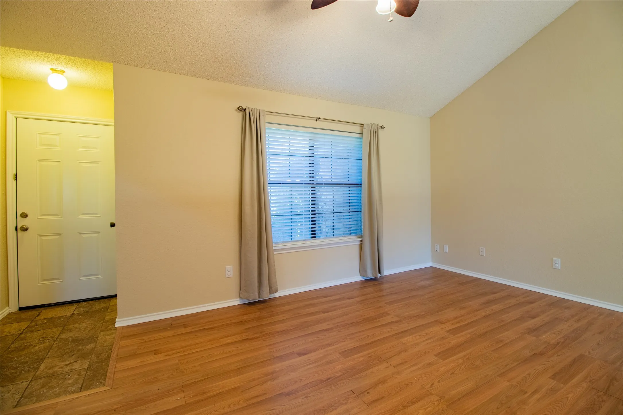 Single Family Residence For Sale in Tarrant County , 8220 Willis Lane, Watauga, Texas 76148, 3 Bedroom, 2 Bathroom, 2 Garage spaces, 1,288 Sqft, built in 1986, mls#21359521, Real Estate Agent in Watauga, Homes For Sale in Tarrant county, Homes For Sale in Watauga, Realtor in Watauga Texas, Real Estate Brokerage Independent Realty Texas, Luminita Cordes Realtor