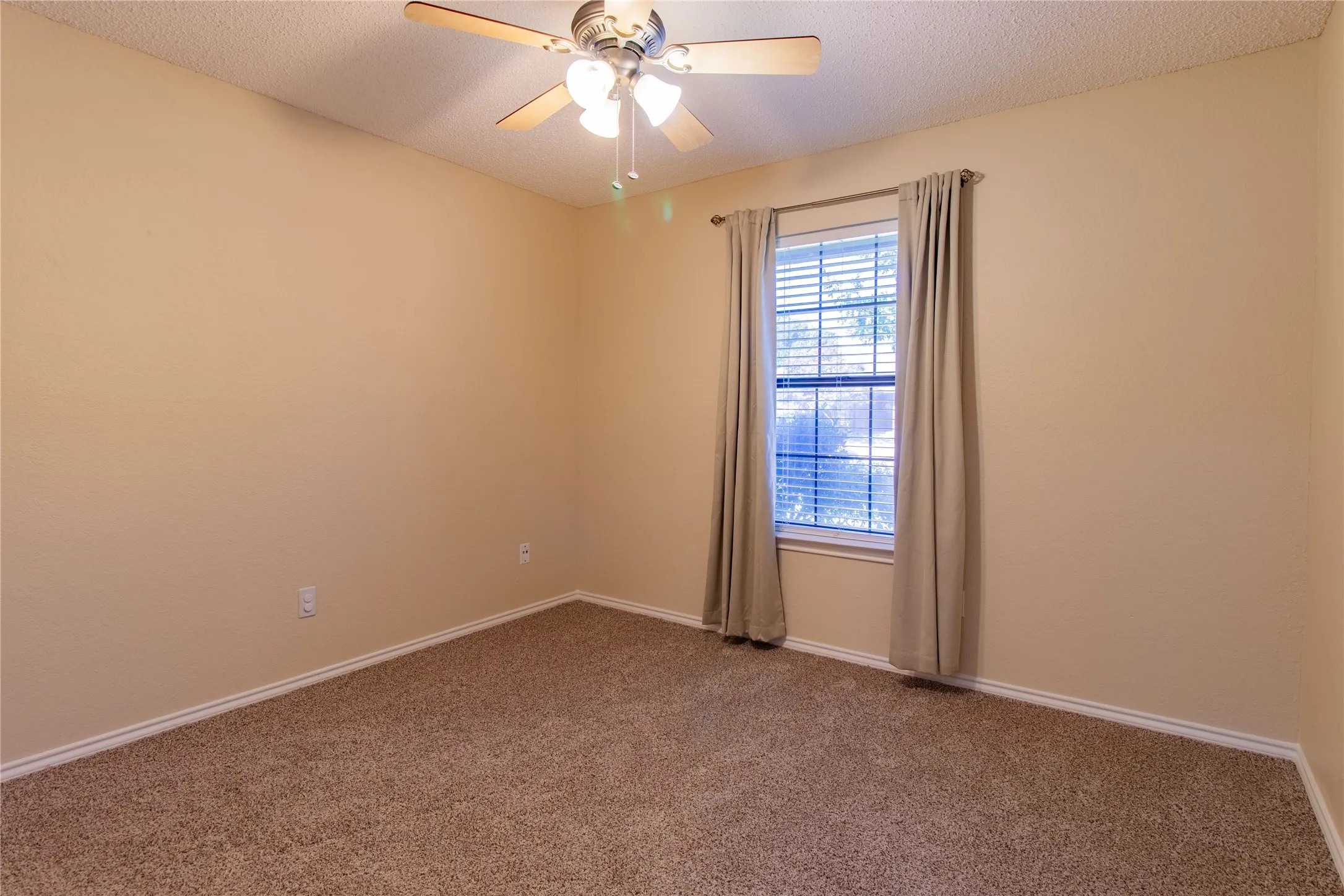 Single Family Residence For Sale in Tarrant County , 8220 Willis Lane, Watauga, Texas 76148, 3 Bedroom, 2 Bathroom, 2 Garage spaces, 1,288 Sqft, built in 1986, mls#21359521, Real Estate Agent in Watauga, Homes For Sale in Tarrant county, Homes For Sale in Watauga, Realtor in Watauga Texas, Real Estate Brokerage Independent Realty Texas, Luminita Cordes Realtor