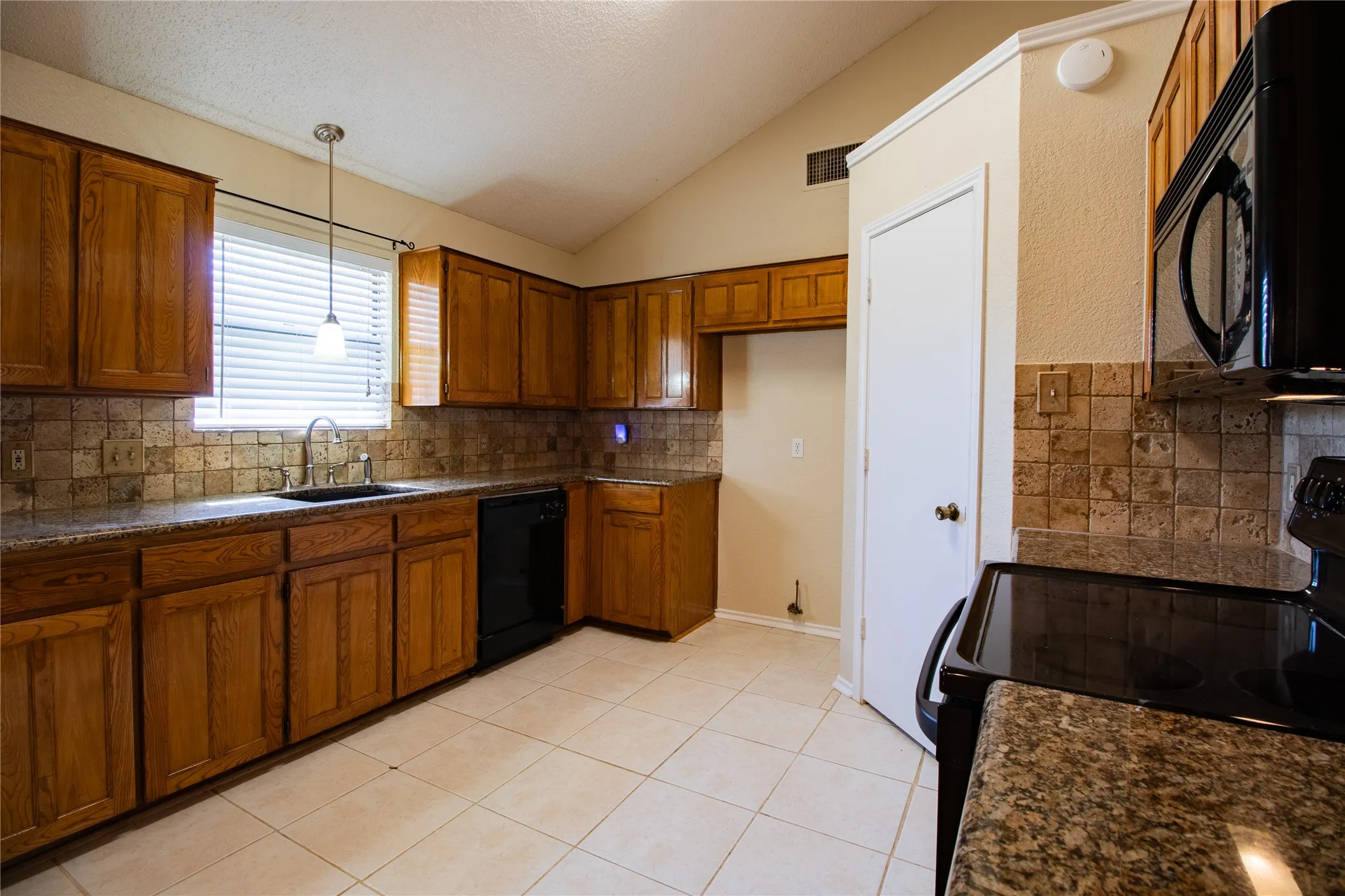 Single Family Residence For Sale in Tarrant County , 8220 Willis Lane, Watauga, Texas 76148, 3 Bedroom, 2 Bathroom, 2 Garage spaces, 1,288 Sqft, built in 1986, mls#21359521, Real Estate Agent in Watauga, Homes For Sale in Tarrant county, Homes For Sale in Watauga, Realtor in Watauga Texas, Real Estate Brokerage Independent Realty Texas, Luminita Cordes Realtor