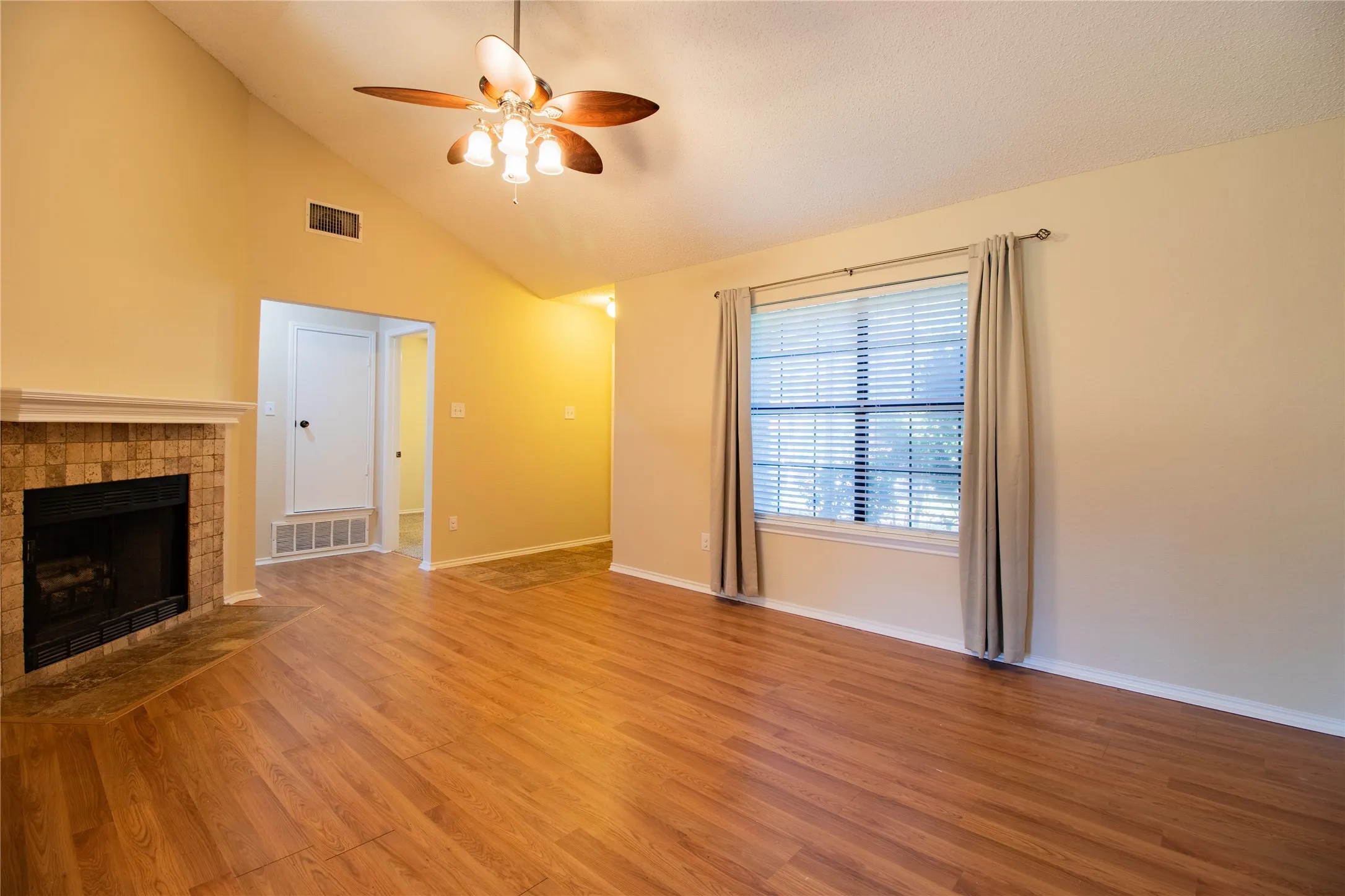 Single Family Residence For Sale in Tarrant County , 8220 Willis Lane, Watauga, Texas 76148, 3 Bedroom, 2 Bathroom, 2 Garage spaces, 1,288 Sqft, built in 1986, mls#21359521, Real Estate Agent in Watauga, Homes For Sale in Tarrant county, Homes For Sale in Watauga, Realtor in Watauga Texas, Real Estate Brokerage Independent Realty Texas, Luminita Cordes Realtor