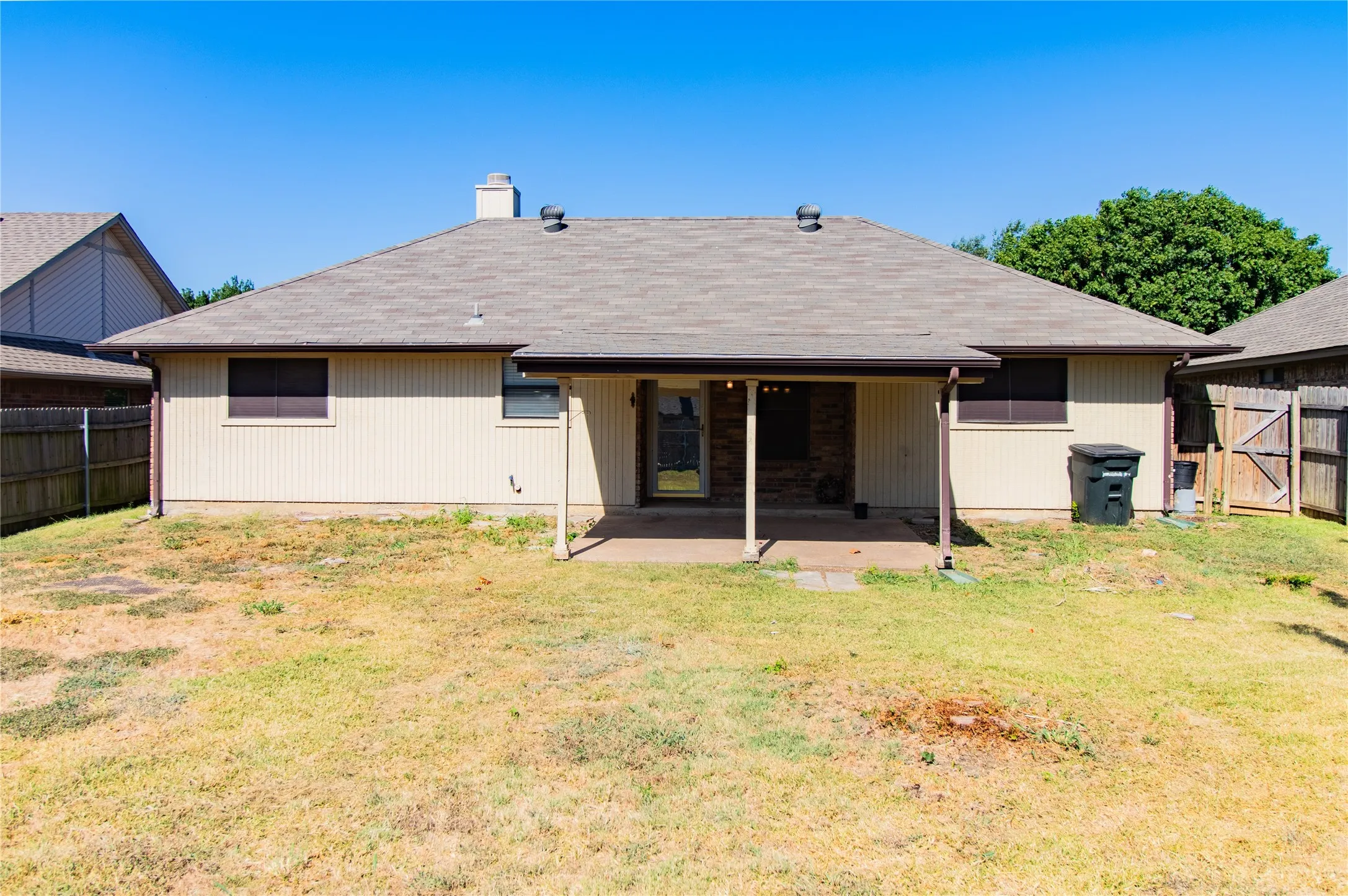 Single Family Residence For Sale in Tarrant County , 8220 Willis Lane, Watauga, Texas 76148, 3 Bedroom, 2 Bathroom, 2 Garage spaces, 1,288 Sqft, built in 1986, mls#21359521, Real Estate Agent in Watauga, Homes For Sale in Tarrant county, Homes For Sale in Watauga, Realtor in Watauga Texas, Real Estate Brokerage Independent Realty Texas, Luminita Cordes Realtor