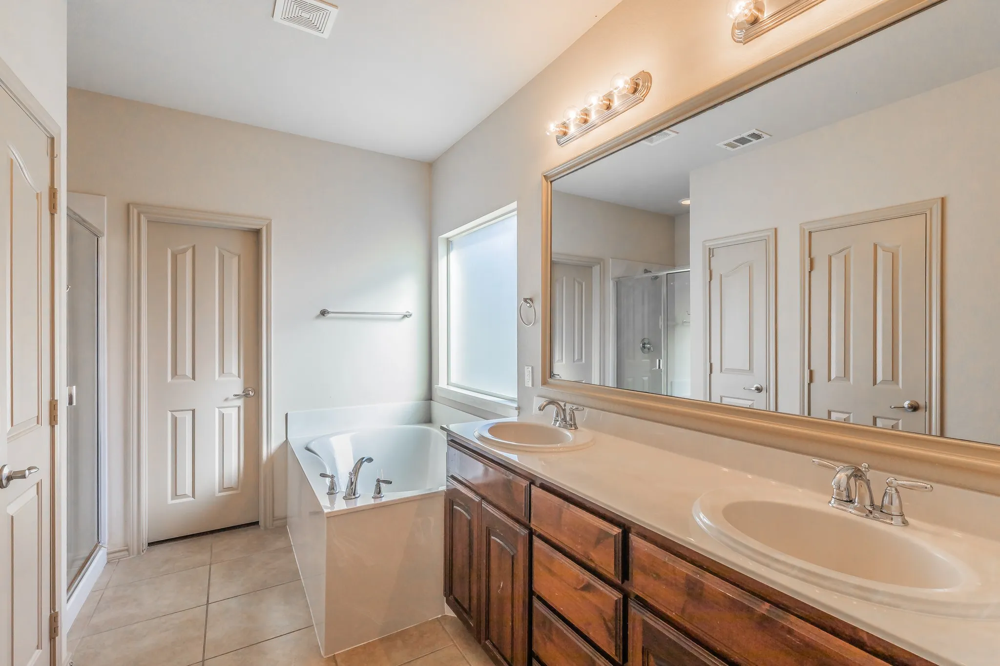 Single Family Residence For Rent in Tarrant County , 10844 Irish Glen Trail, Fort Worth, Texas 76052, 3 Bedroom, 2 Bathroom, 2 Garage spaces, 1,912 Sqft, built in 2009, mls#21357090, Real Estate Agent in Fort Worth, Homes For Rent in Tarrant county, Homes For Rent in Fort Worth, Realtor in Fort Worth Texas, Real Estate Brokerage Independent Realty Texas, Luminita Cordes Realtor