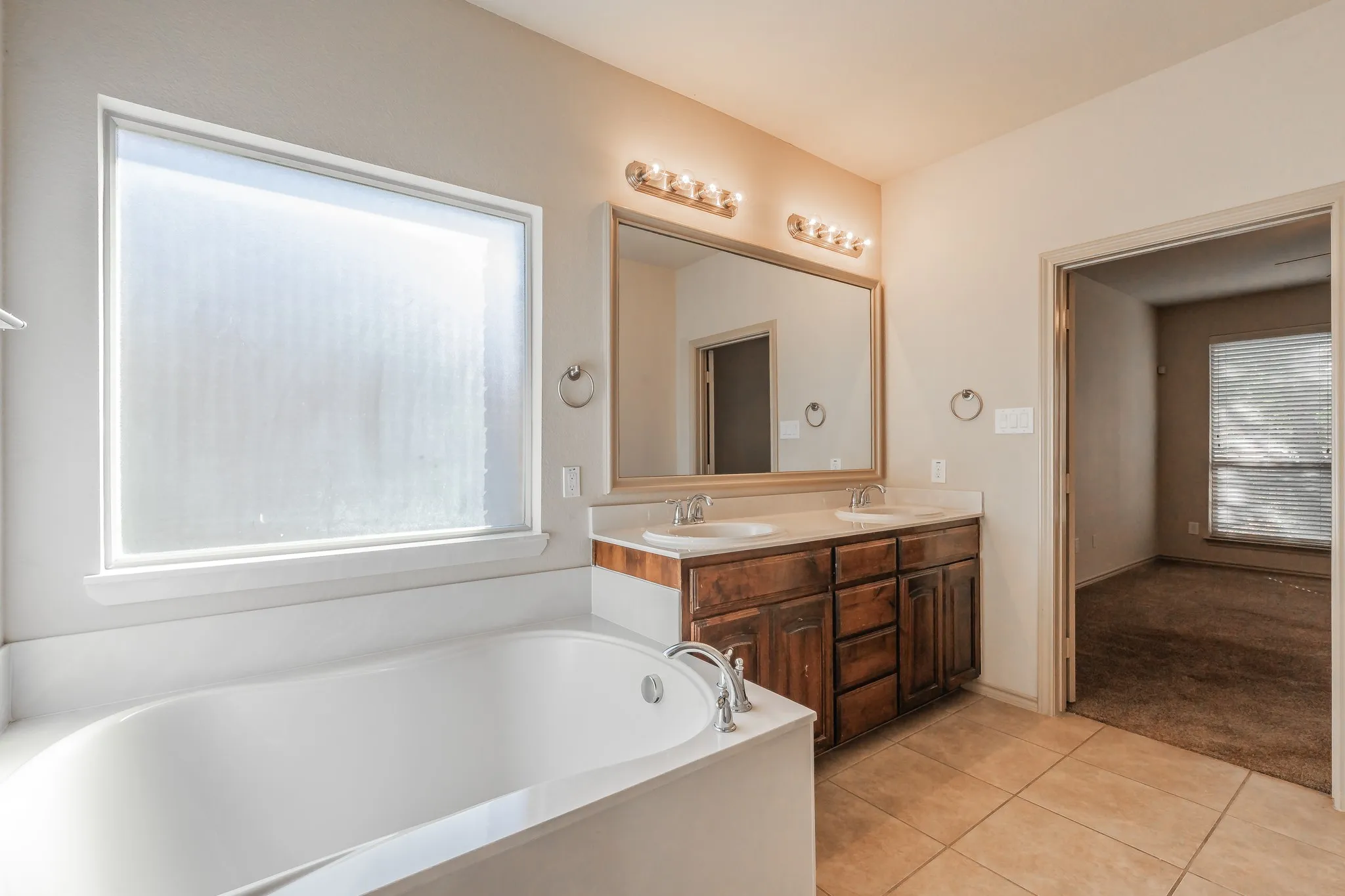 Single Family Residence For Rent in Tarrant County , 10844 Irish Glen Trail, Fort Worth, Texas 76052, 3 Bedroom, 2 Bathroom, 2 Garage spaces, 1,912 Sqft, built in 2009, mls#21357090, Real Estate Agent in Fort Worth, Homes For Rent in Tarrant county, Homes For Rent in Fort Worth, Realtor in Fort Worth Texas, Real Estate Brokerage Independent Realty Texas, Luminita Cordes Realtor