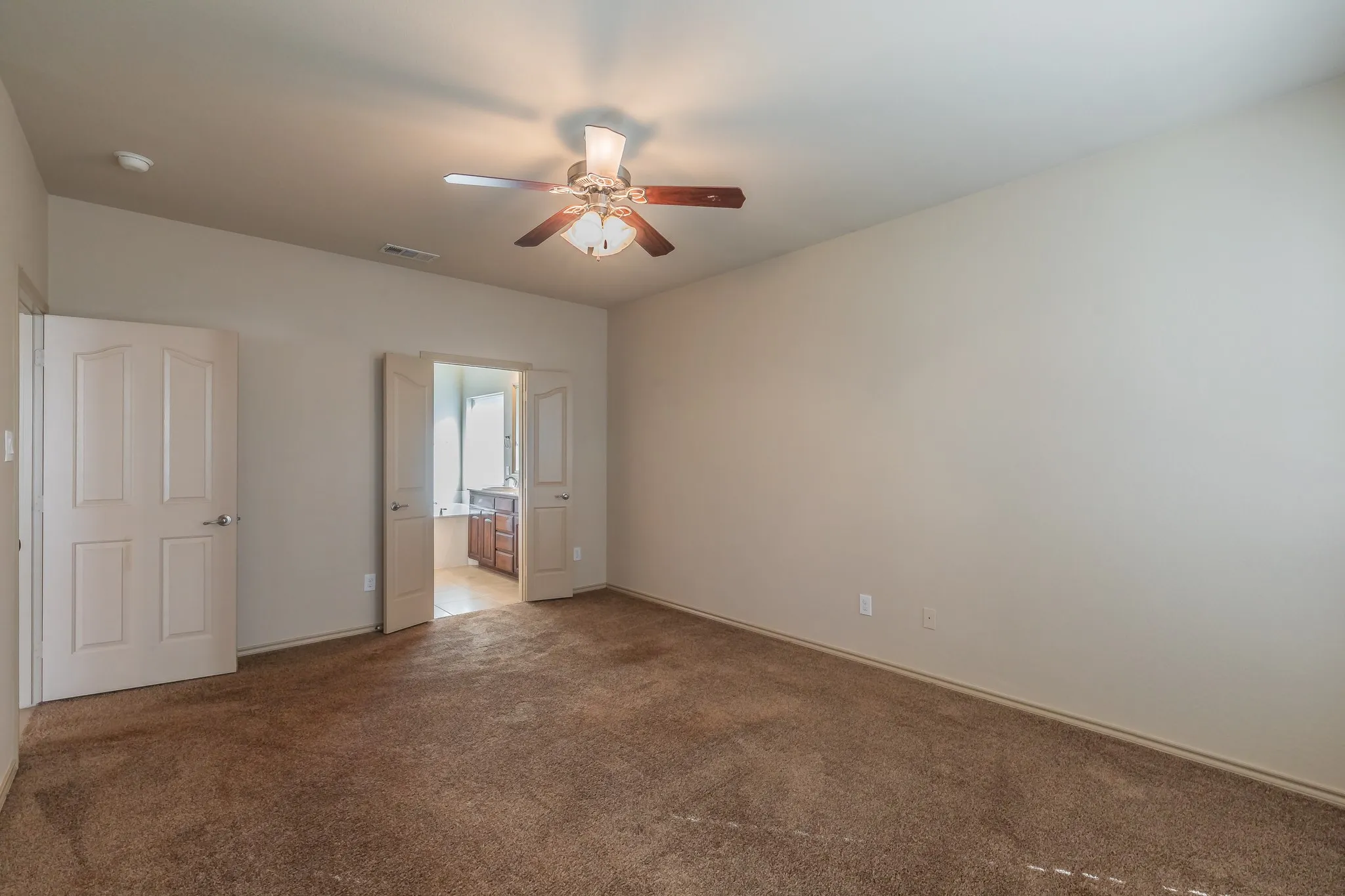 Single Family Residence For Rent in Tarrant County , 10844 Irish Glen Trail, Fort Worth, Texas 76052, 3 Bedroom, 2 Bathroom, 2 Garage spaces, 1,912 Sqft, built in 2009, mls#21357090, Real Estate Agent in Fort Worth, Homes For Rent in Tarrant county, Homes For Rent in Fort Worth, Realtor in Fort Worth Texas, Real Estate Brokerage Independent Realty Texas, Luminita Cordes Realtor