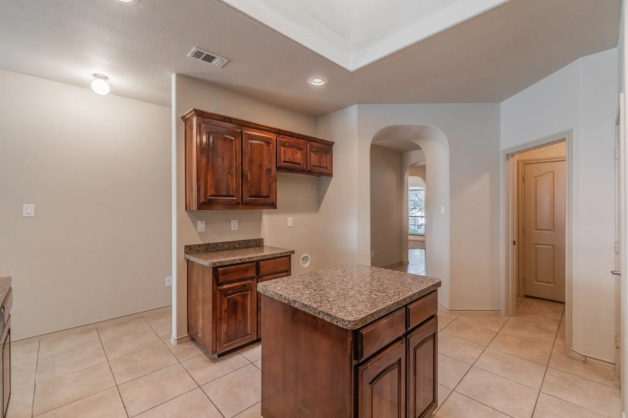 Single Family Residence For Rent in Tarrant County , 10844 Irish Glen Trail, Fort Worth, Texas 76052, 3 Bedroom, 2 Bathroom, 2 Garage spaces, 1,912 Sqft, built in 2009, mls#21357090, Real Estate Agent in Fort Worth, Homes For Rent in Tarrant county, Homes For Rent in Fort Worth, Realtor in Fort Worth Texas, Real Estate Brokerage Independent Realty Texas, Luminita Cordes Realtor