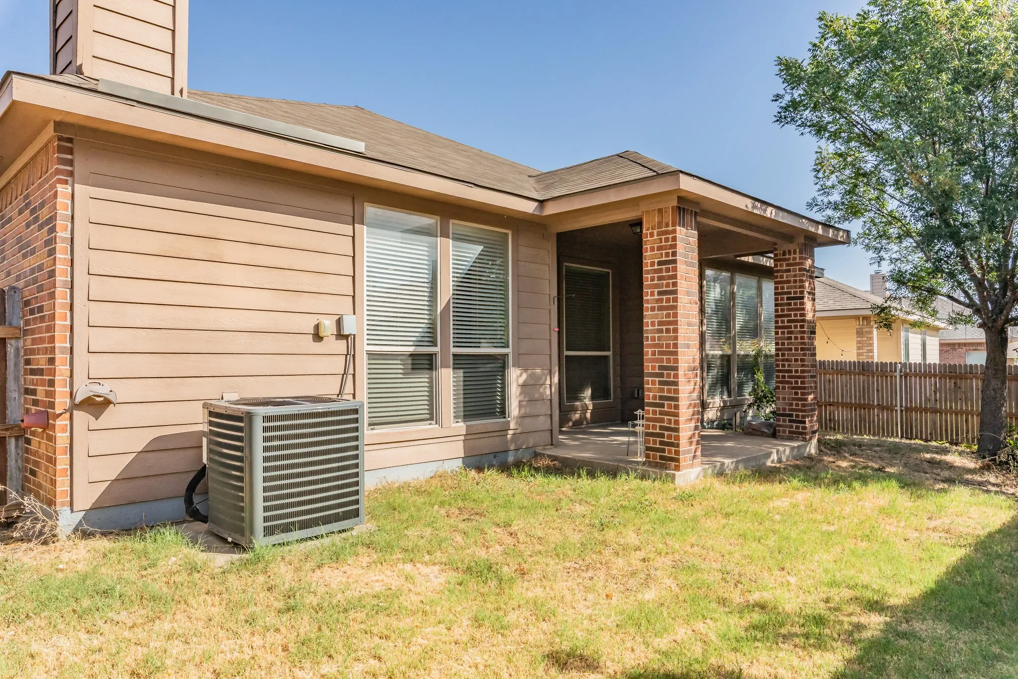Single Family Residence For Rent in Tarrant County , 10844 Irish Glen Trail, Fort Worth, Texas 76052, 3 Bedroom, 2 Bathroom, 2 Garage spaces, 1,912 Sqft, built in 2009, mls#21357090, Real Estate Agent in Fort Worth, Homes For Rent in Tarrant county, Homes For Rent in Fort Worth, Realtor in Fort Worth Texas, Real Estate Brokerage Independent Realty Texas, Luminita Cordes Realtor