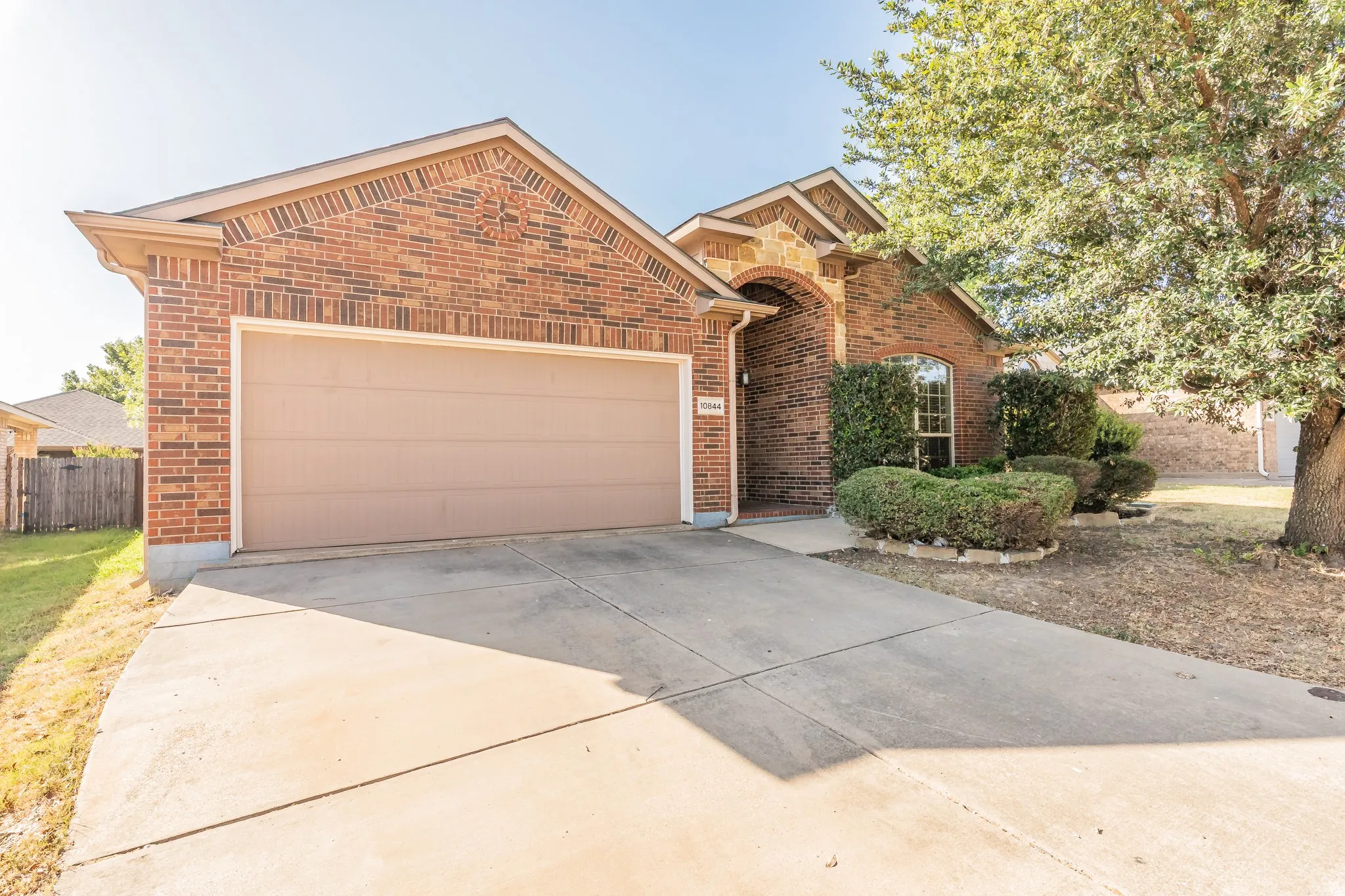 Single Family Residence For Rent in Tarrant County , 10844 Irish Glen Trail, Fort Worth, Texas 76052, 3 Bedroom, 2 Bathroom, 2 Garage spaces, 1,912 Sqft, built in 2009, mls#21357090, Real Estate Agent in Fort Worth, Homes For Rent in Tarrant county, Homes For Rent in Fort Worth, Realtor in Fort Worth Texas, Real Estate Brokerage Independent Realty Texas, Luminita Cordes Realtor
