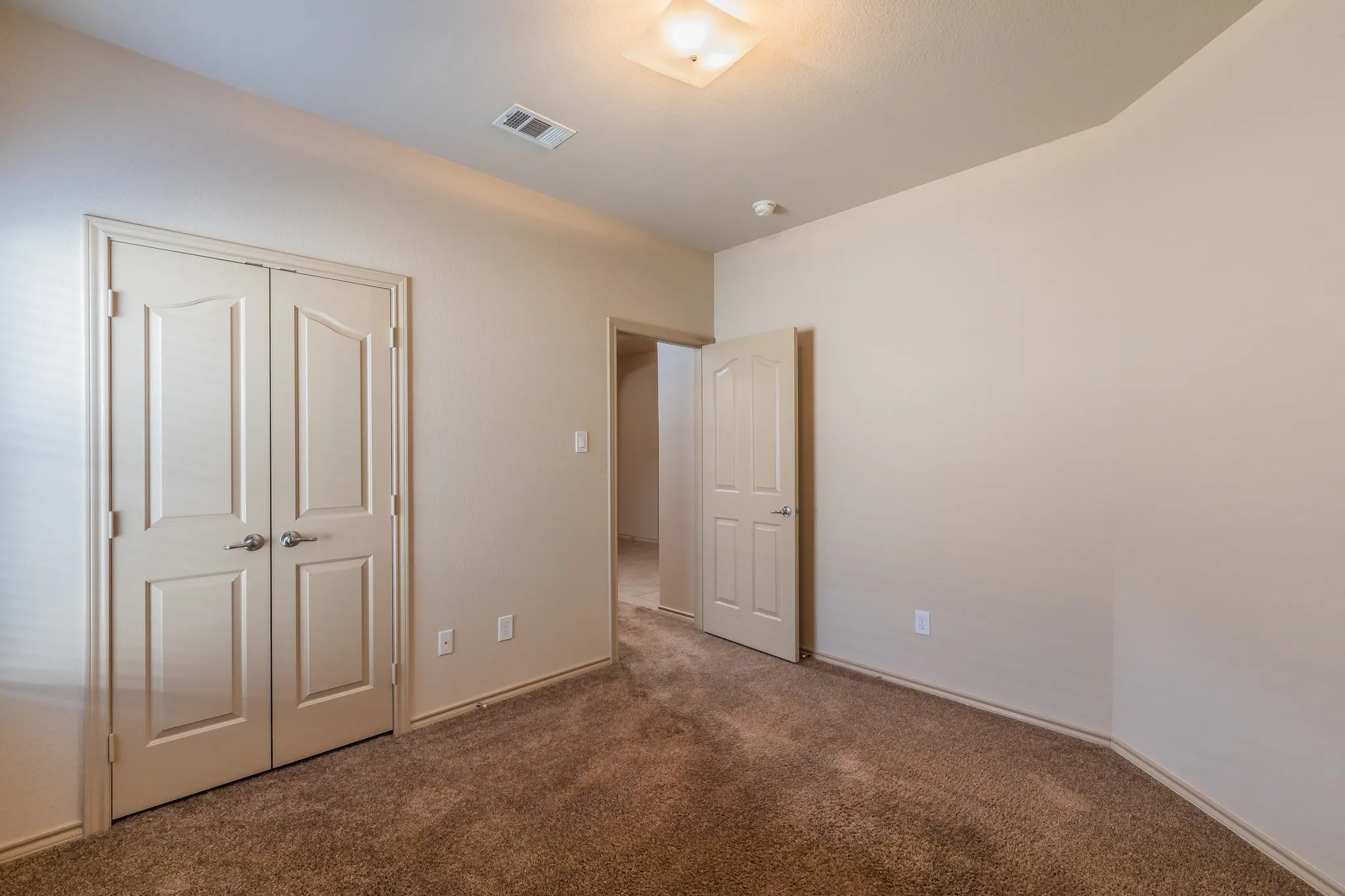 Single Family Residence For Rent in Tarrant County , 10844 Irish Glen Trail, Fort Worth, Texas 76052, 3 Bedroom, 2 Bathroom, 2 Garage spaces, 1,912 Sqft, built in 2009, mls#21357090, Real Estate Agent in Fort Worth, Homes For Rent in Tarrant county, Homes For Rent in Fort Worth, Realtor in Fort Worth Texas, Real Estate Brokerage Independent Realty Texas, Luminita Cordes Realtor