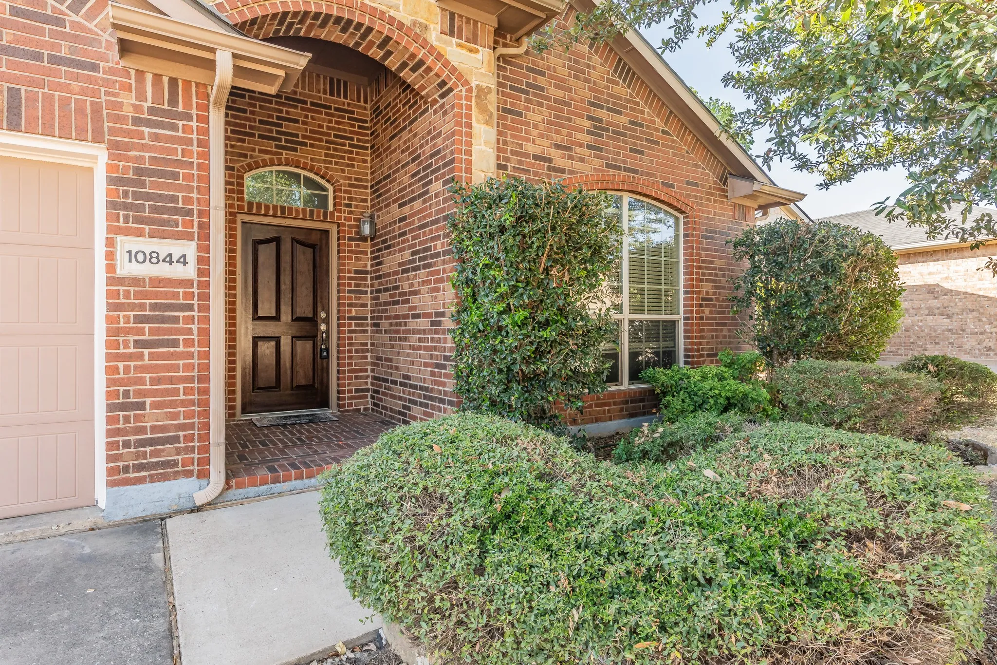 Single Family Residence For Rent in Tarrant County , 10844 Irish Glen Trail, Fort Worth, Texas 76052, 3 Bedroom, 2 Bathroom, 2 Garage spaces, 1,912 Sqft, built in 2009, mls#21357090, Real Estate Agent in Fort Worth, Homes For Rent in Tarrant county, Homes For Rent in Fort Worth, Realtor in Fort Worth Texas, Real Estate Brokerage Independent Realty Texas, Luminita Cordes Realtor