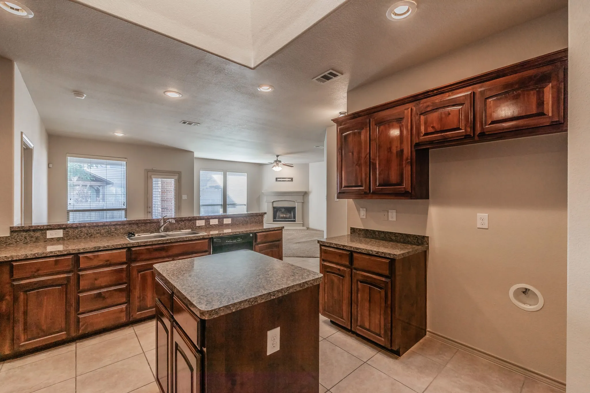 Single Family Residence For Rent in Tarrant County , 10844 Irish Glen Trail, Fort Worth, Texas 76052, 3 Bedroom, 2 Bathroom, 2 Garage spaces, 1,912 Sqft, built in 2009, mls#21357090, Real Estate Agent in Fort Worth, Homes For Rent in Tarrant county, Homes For Rent in Fort Worth, Realtor in Fort Worth Texas, Real Estate Brokerage Independent Realty Texas, Luminita Cordes Realtor