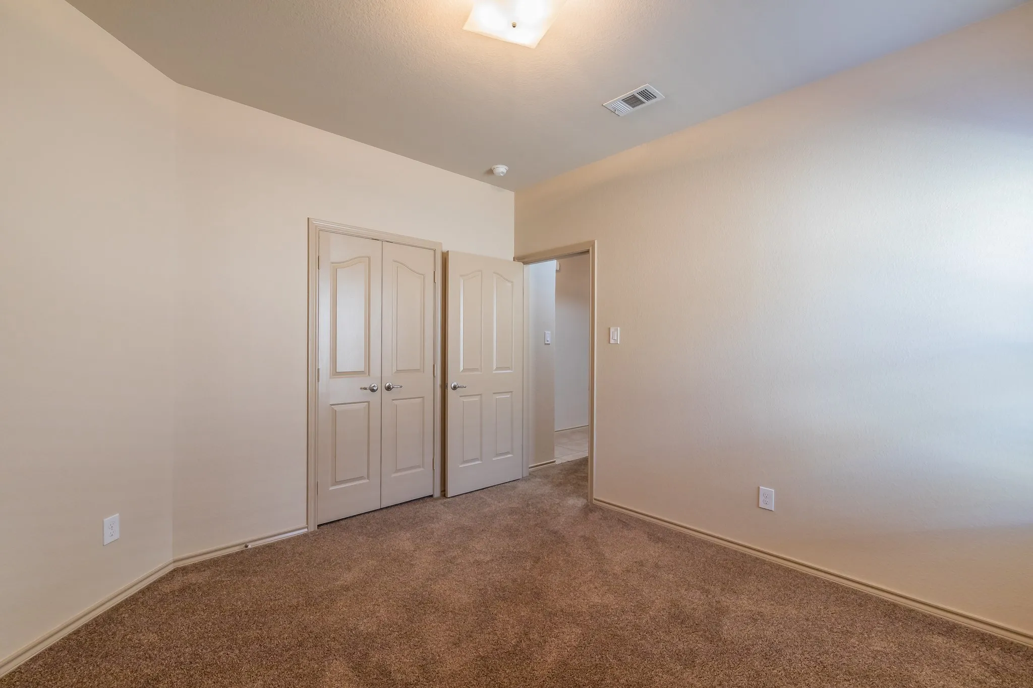 Single Family Residence For Rent in Tarrant County , 10844 Irish Glen Trail, Fort Worth, Texas 76052, 3 Bedroom, 2 Bathroom, 2 Garage spaces, 1,912 Sqft, built in 2009, mls#21357090, Real Estate Agent in Fort Worth, Homes For Rent in Tarrant county, Homes For Rent in Fort Worth, Realtor in Fort Worth Texas, Real Estate Brokerage Independent Realty Texas, Luminita Cordes Realtor