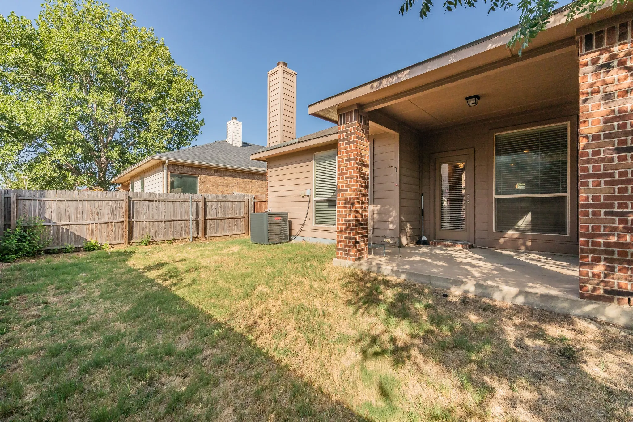 Single Family Residence For Rent in Tarrant County , 10844 Irish Glen Trail, Fort Worth, Texas 76052, 3 Bedroom, 2 Bathroom, 2 Garage spaces, 1,912 Sqft, built in 2009, mls#21357090, Real Estate Agent in Fort Worth, Homes For Rent in Tarrant county, Homes For Rent in Fort Worth, Realtor in Fort Worth Texas, Real Estate Brokerage Independent Realty Texas, Luminita Cordes Realtor