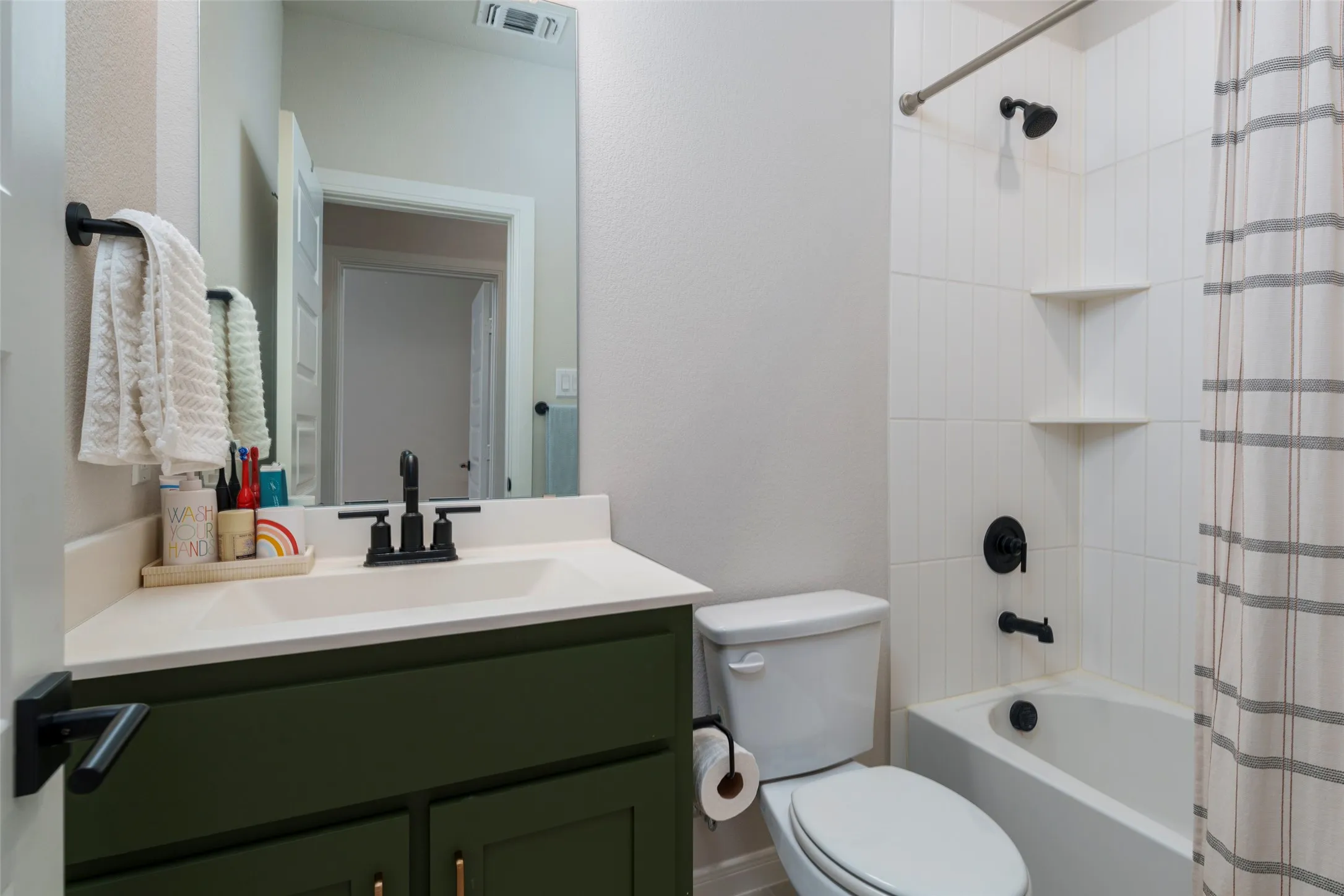 Secondary bathroom with a tub/shower combination.