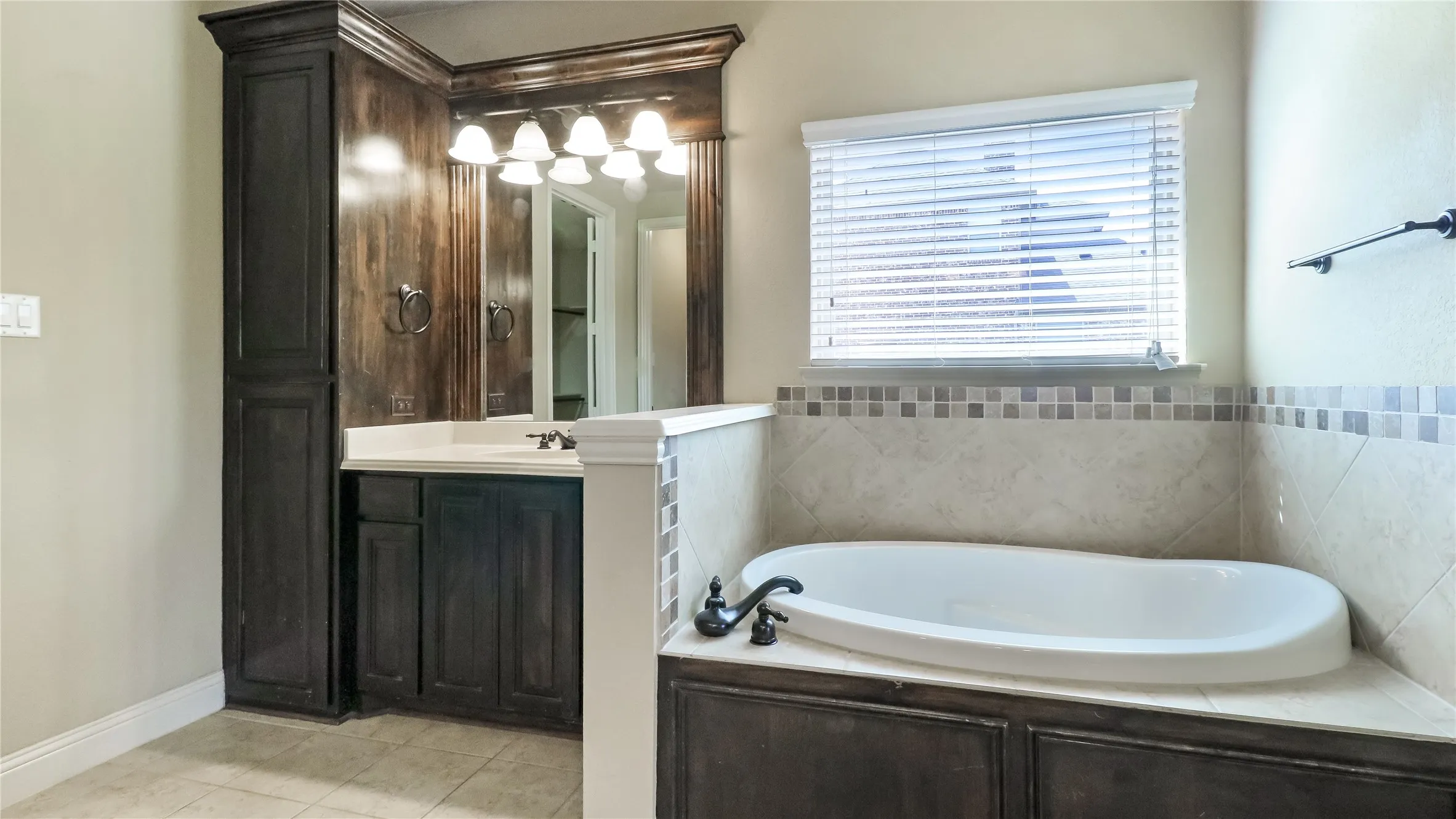 Single Family Residence For Sale in Ellis County , 408 Montpelier Lane, Ovilla, Texas 75154, 3 Bedroom, 3 Bathroom, 2 Garage spaces, 2,608 Sqft, built in 2013, mls#21360620, Real Estate Agent in Ovilla, Homes For Sale in Ellis county, Homes For Sale in Ovilla, Realtor in Ovilla Texas, Real Estate Brokerage Independent Realty Texas, Luminita Cordes Realtor