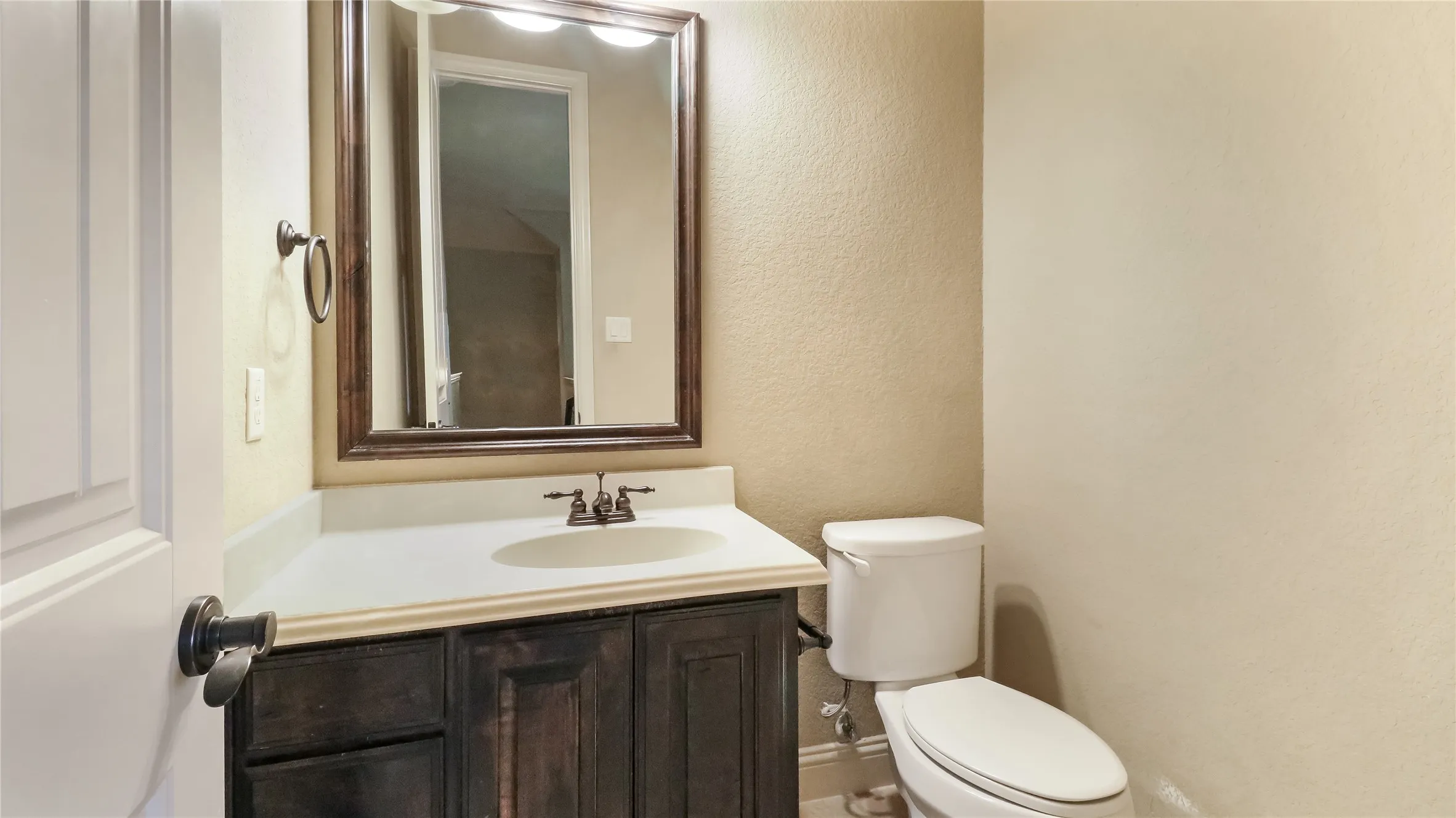 Single Family Residence For Sale in Ellis County , 408 Montpelier Lane, Ovilla, Texas 75154, 3 Bedroom, 3 Bathroom, 2 Garage spaces, 2,608 Sqft, built in 2013, mls#21360620, Real Estate Agent in Ovilla, Homes For Sale in Ellis county, Homes For Sale in Ovilla, Realtor in Ovilla Texas, Real Estate Brokerage Independent Realty Texas, Luminita Cordes Realtor