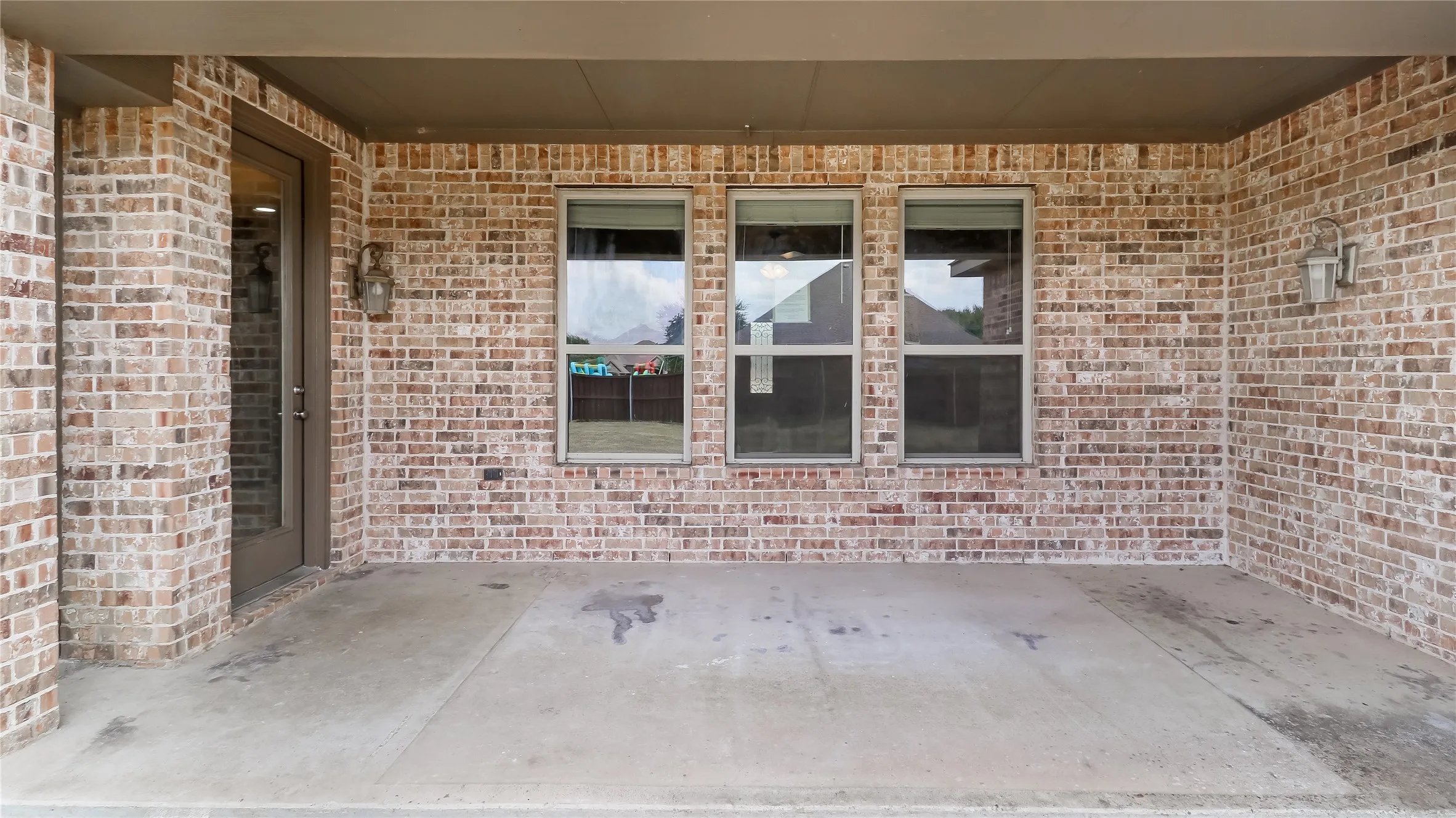 Single Family Residence For Sale in Ellis County , 408 Montpelier Lane, Ovilla, Texas 75154, 3 Bedroom, 3 Bathroom, 2 Garage spaces, 2,608 Sqft, built in 2013, mls#21360620, Real Estate Agent in Ovilla, Homes For Sale in Ellis county, Homes For Sale in Ovilla, Realtor in Ovilla Texas, Real Estate Brokerage Independent Realty Texas, Luminita Cordes Realtor