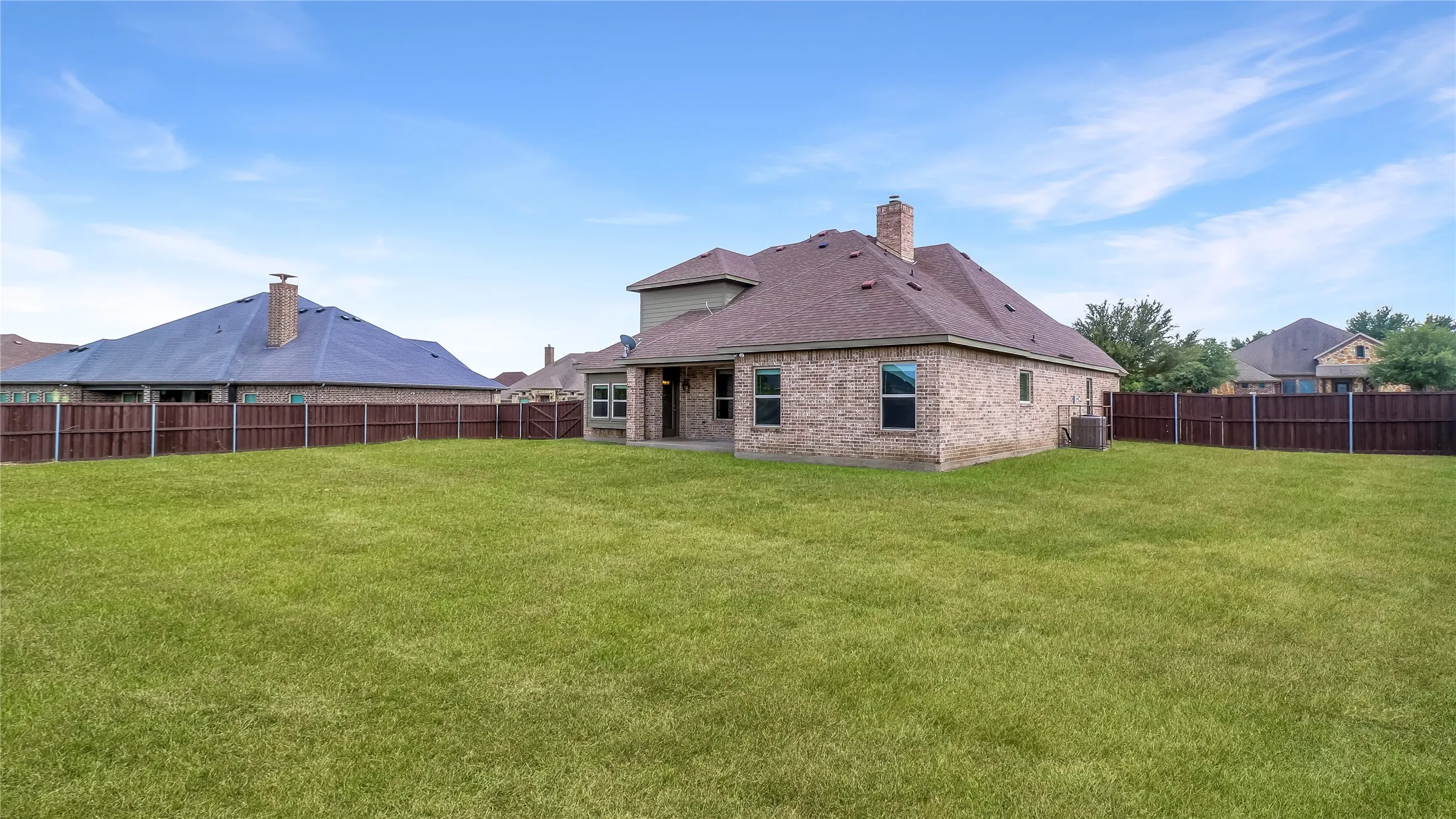 Single Family Residence For Sale in Ellis County , 408 Montpelier Lane, Ovilla, Texas 75154, 3 Bedroom, 3 Bathroom, 2 Garage spaces, 2,608 Sqft, built in 2013, mls#21360620, Real Estate Agent in Ovilla, Homes For Sale in Ellis county, Homes For Sale in Ovilla, Realtor in Ovilla Texas, Real Estate Brokerage Independent Realty Texas, Luminita Cordes Realtor