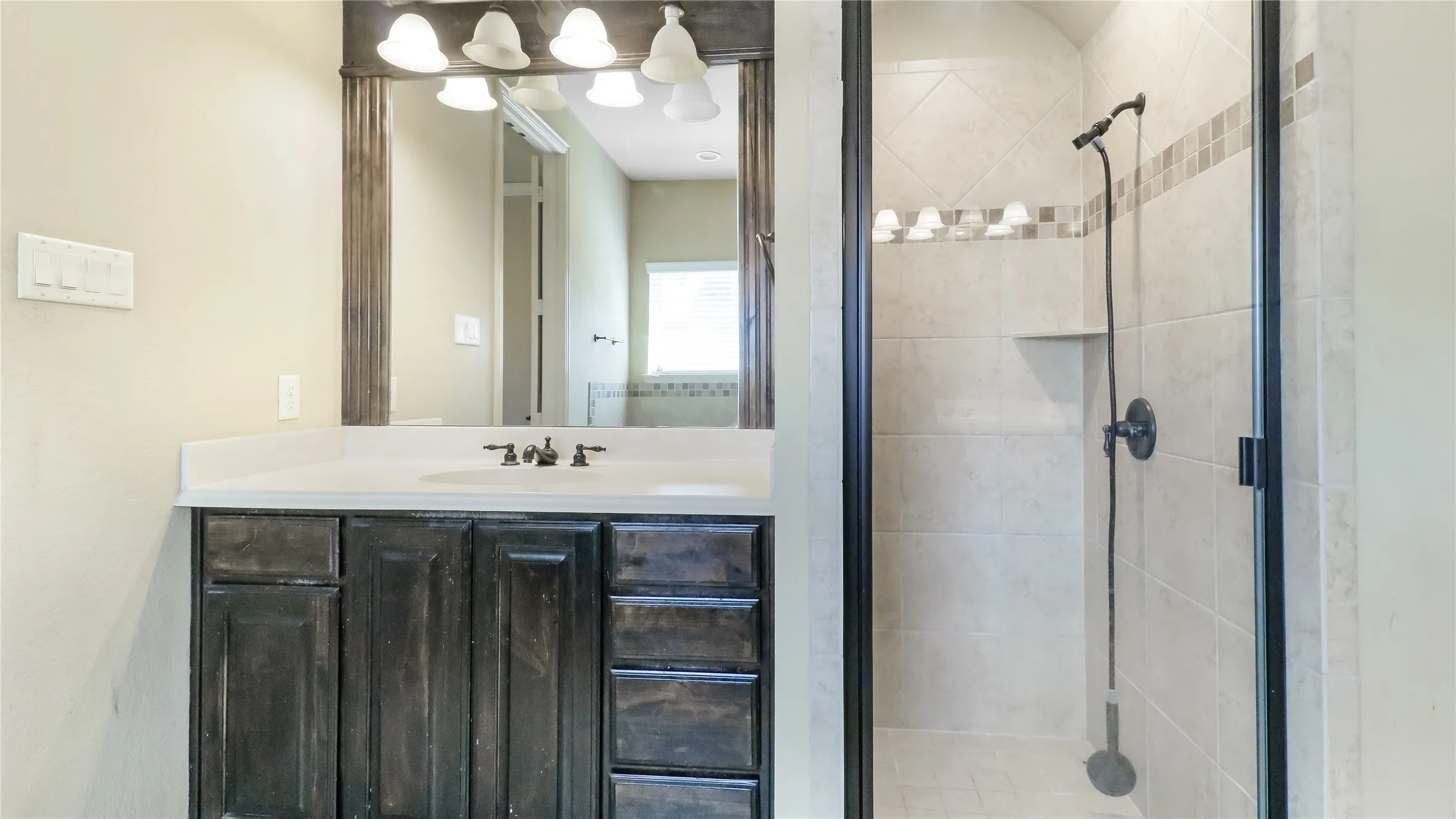 Single Family Residence For Sale in Ellis County , 408 Montpelier Lane, Ovilla, Texas 75154, 3 Bedroom, 3 Bathroom, 2 Garage spaces, 2,608 Sqft, built in 2013, mls#21360620, Real Estate Agent in Ovilla, Homes For Sale in Ellis county, Homes For Sale in Ovilla, Realtor in Ovilla Texas, Real Estate Brokerage Independent Realty Texas, Luminita Cordes Realtor