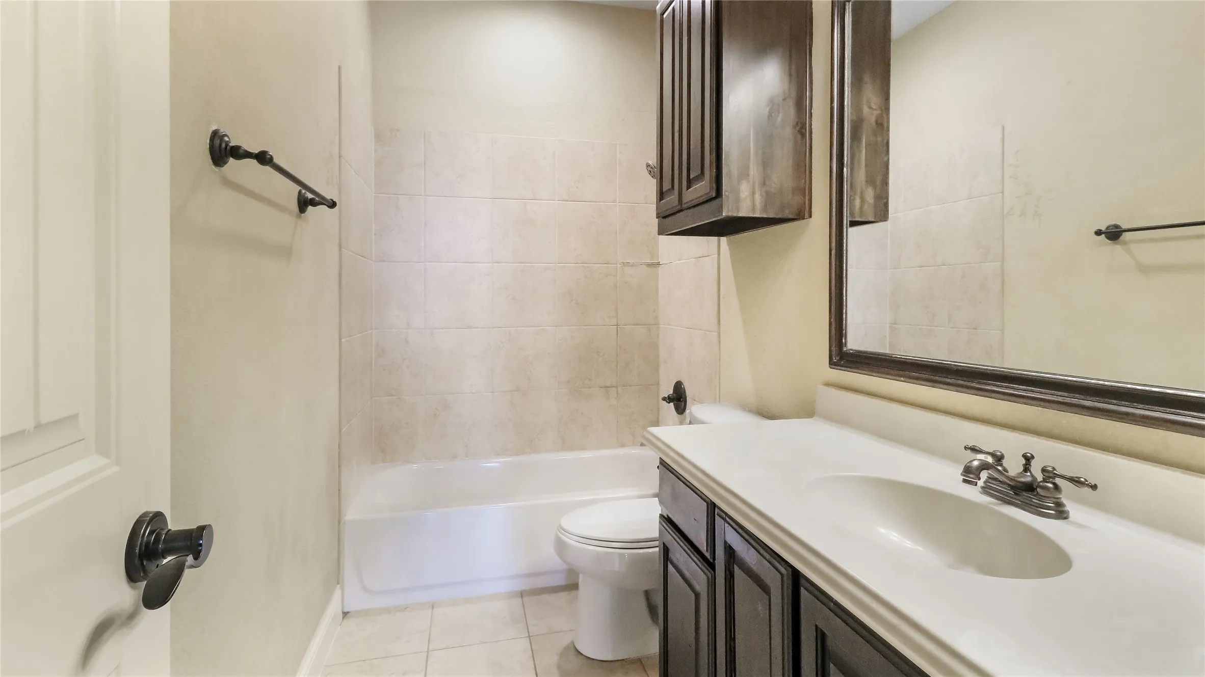 Single Family Residence For Sale in Ellis County , 408 Montpelier Lane, Ovilla, Texas 75154, 3 Bedroom, 3 Bathroom, 2 Garage spaces, 2,608 Sqft, built in 2013, mls#21360620, Real Estate Agent in Ovilla, Homes For Sale in Ellis county, Homes For Sale in Ovilla, Realtor in Ovilla Texas, Real Estate Brokerage Independent Realty Texas, Luminita Cordes Realtor