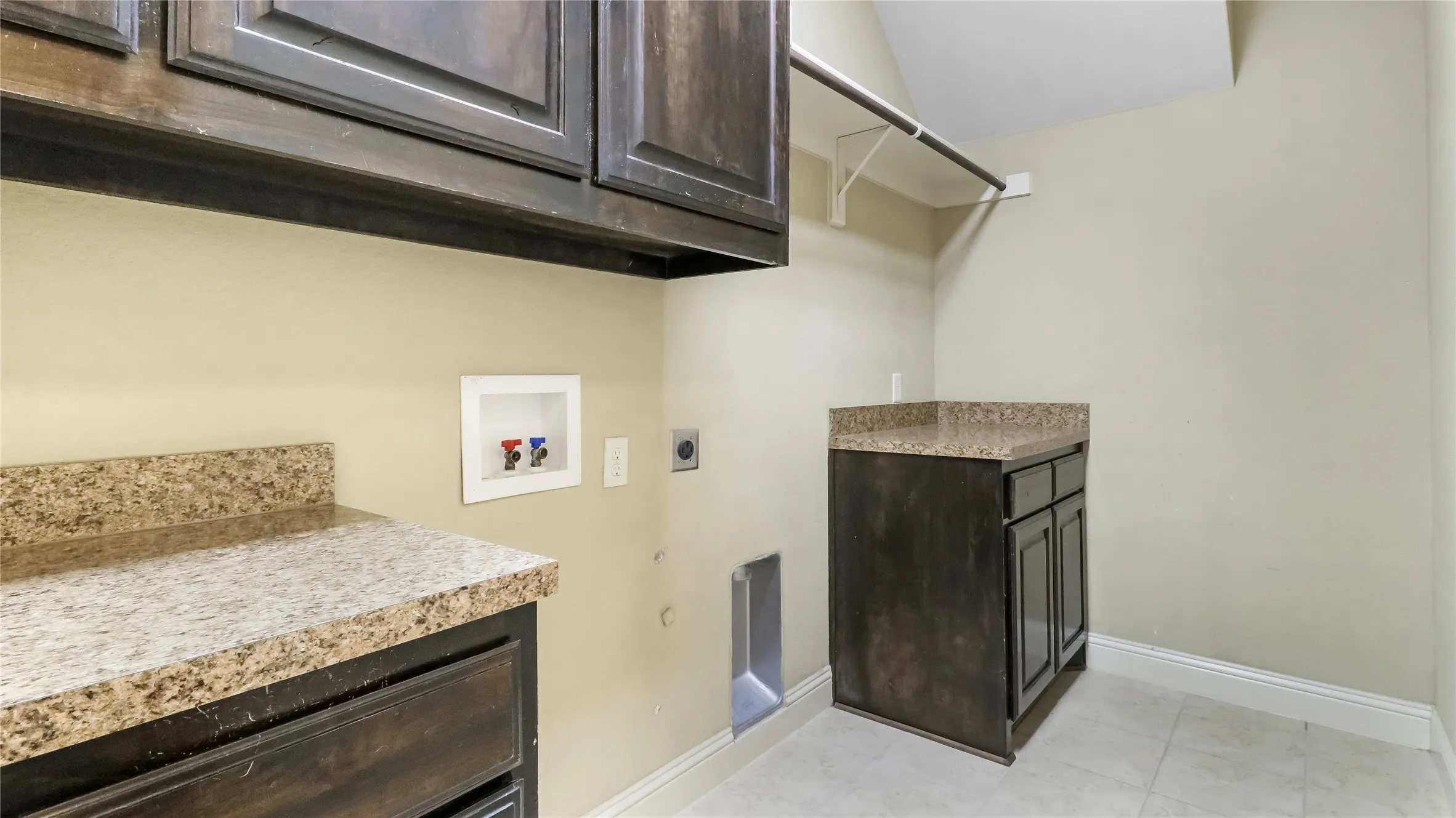 Single Family Residence For Sale in Ellis County , 408 Montpelier Lane, Ovilla, Texas 75154, 3 Bedroom, 3 Bathroom, 2 Garage spaces, 2,608 Sqft, built in 2013, mls#21360620, Real Estate Agent in Ovilla, Homes For Sale in Ellis county, Homes For Sale in Ovilla, Realtor in Ovilla Texas, Real Estate Brokerage Independent Realty Texas, Luminita Cordes Realtor