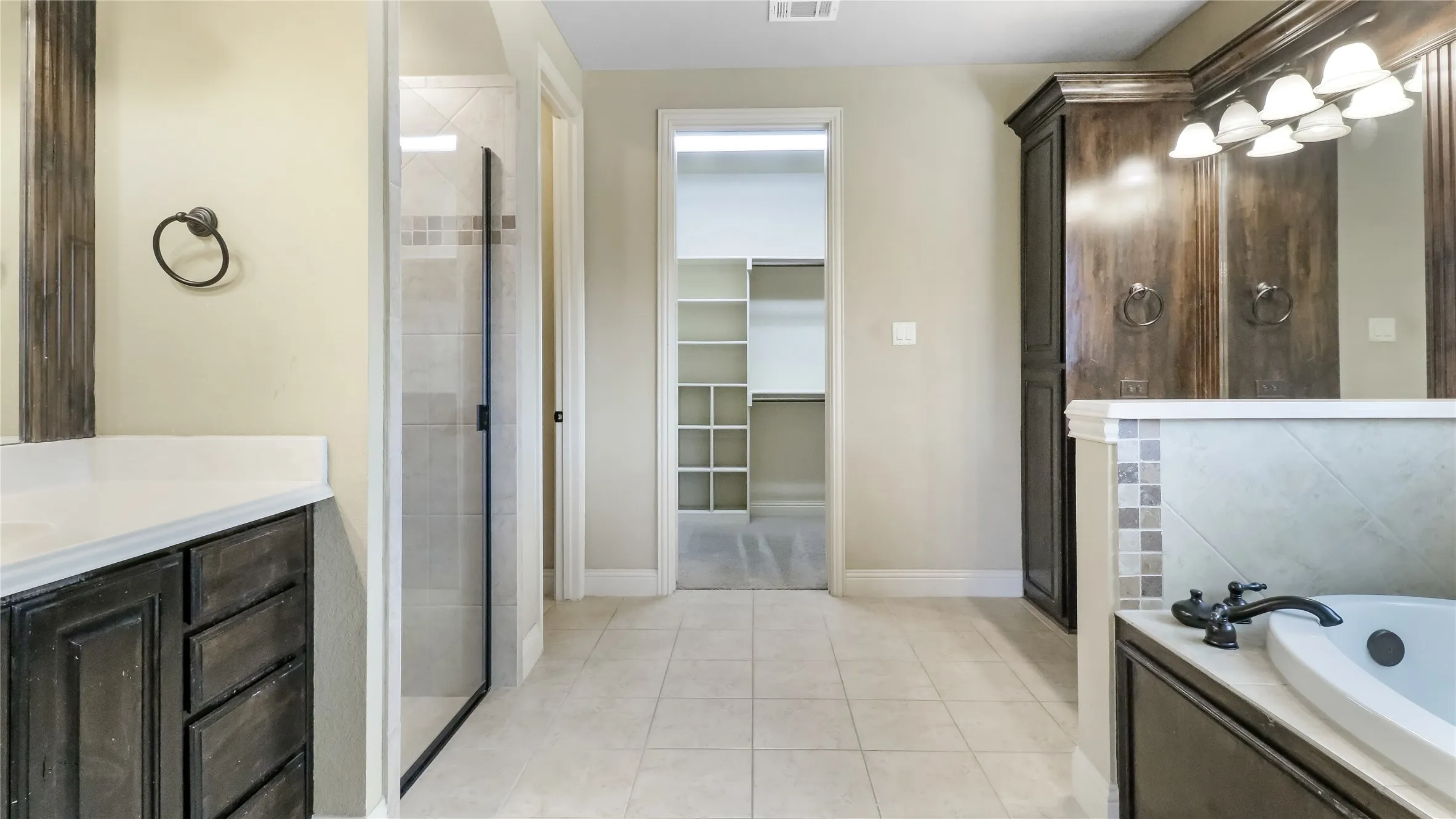 Single Family Residence For Sale in Ellis County , 408 Montpelier Lane, Ovilla, Texas 75154, 3 Bedroom, 3 Bathroom, 2 Garage spaces, 2,608 Sqft, built in 2013, mls#21360620, Real Estate Agent in Ovilla, Homes For Sale in Ellis county, Homes For Sale in Ovilla, Realtor in Ovilla Texas, Real Estate Brokerage Independent Realty Texas, Luminita Cordes Realtor