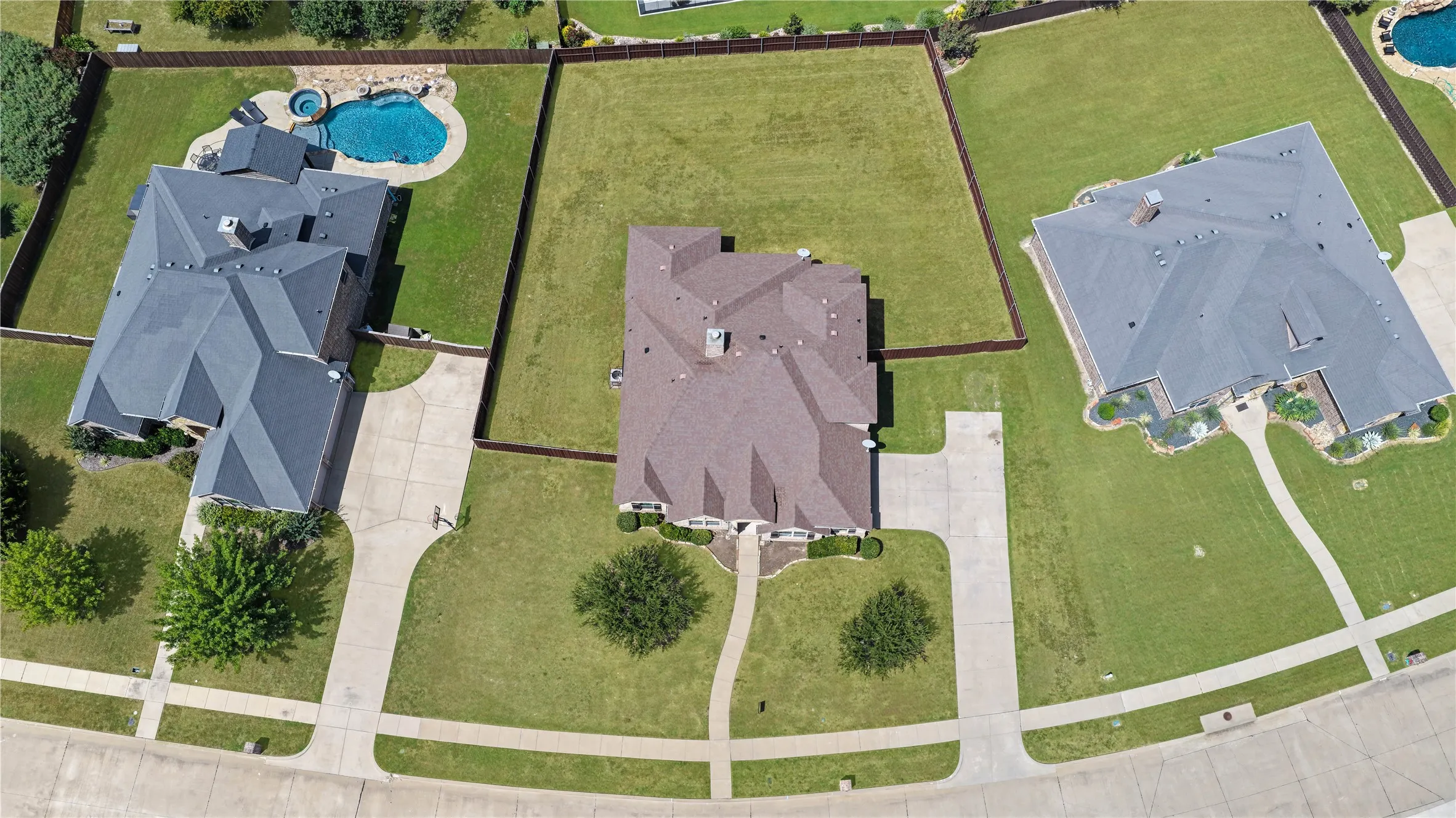 Single Family Residence For Sale in Ellis County , 408 Montpelier Lane, Ovilla, Texas 75154, 3 Bedroom, 3 Bathroom, 2 Garage spaces, 2,608 Sqft, built in 2013, mls#21360620, Real Estate Agent in Ovilla, Homes For Sale in Ellis county, Homes For Sale in Ovilla, Realtor in Ovilla Texas, Real Estate Brokerage Independent Realty Texas, Luminita Cordes Realtor