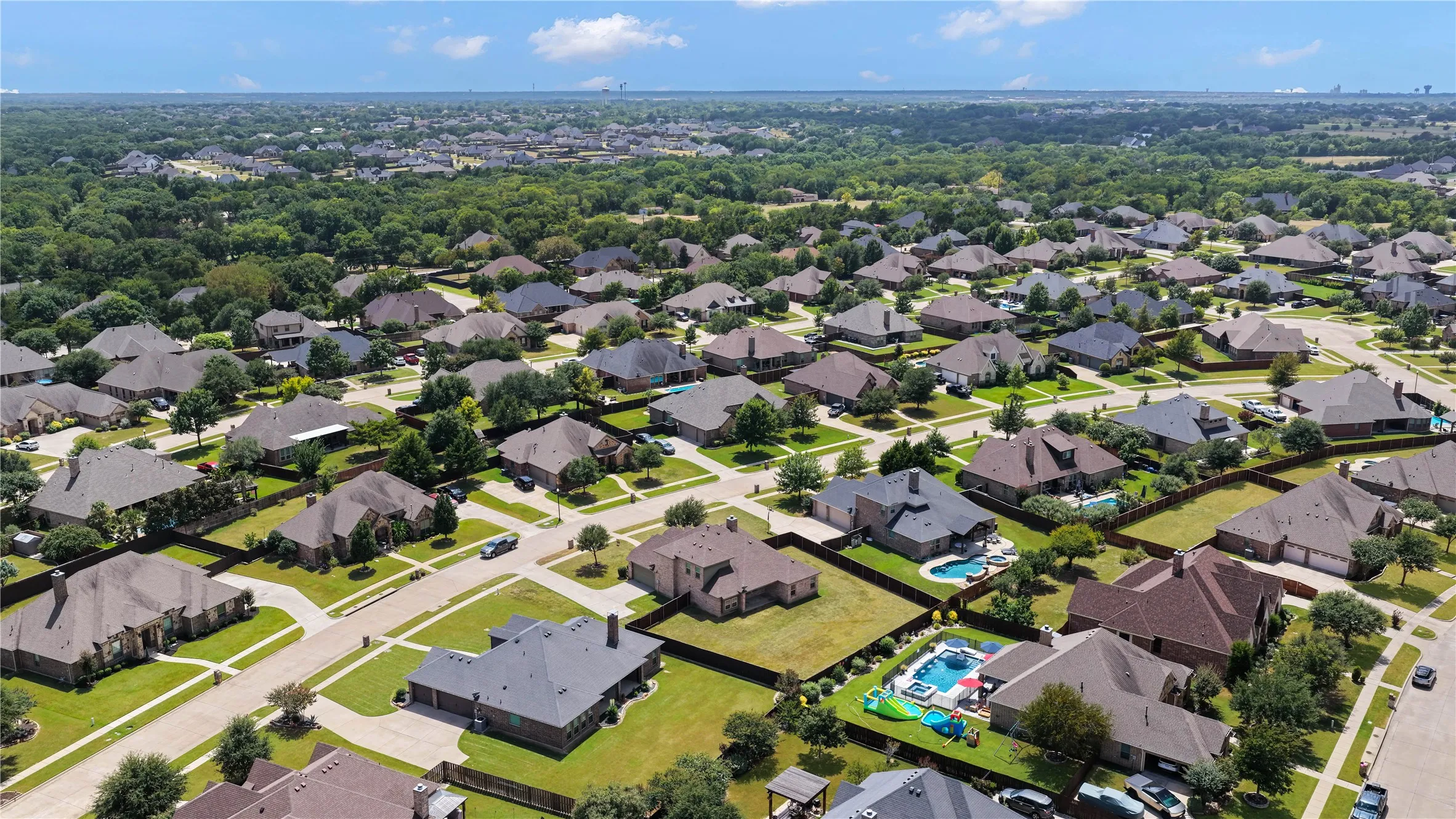 Single Family Residence For Sale in Ellis County , 408 Montpelier Lane, Ovilla, Texas 75154, 3 Bedroom, 3 Bathroom, 2 Garage spaces, 2,608 Sqft, built in 2013, mls#21360620, Real Estate Agent in Ovilla, Homes For Sale in Ellis county, Homes For Sale in Ovilla, Realtor in Ovilla Texas, Real Estate Brokerage Independent Realty Texas, Luminita Cordes Realtor