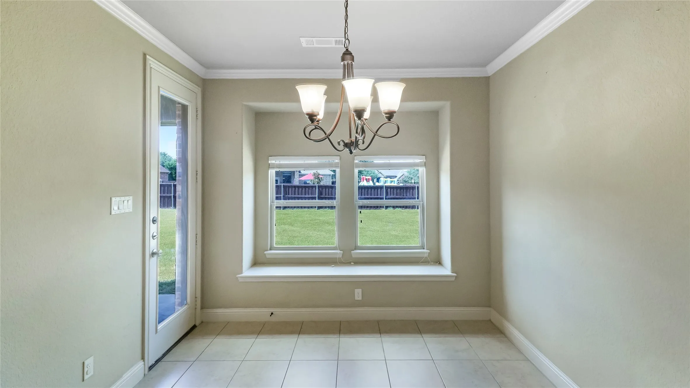 Single Family Residence For Sale in Ellis County , 408 Montpelier Lane, Ovilla, Texas 75154, 3 Bedroom, 3 Bathroom, 2 Garage spaces, 2,608 Sqft, built in 2013, mls#21360620, Real Estate Agent in Ovilla, Homes For Sale in Ellis county, Homes For Sale in Ovilla, Realtor in Ovilla Texas, Real Estate Brokerage Independent Realty Texas, Luminita Cordes Realtor
