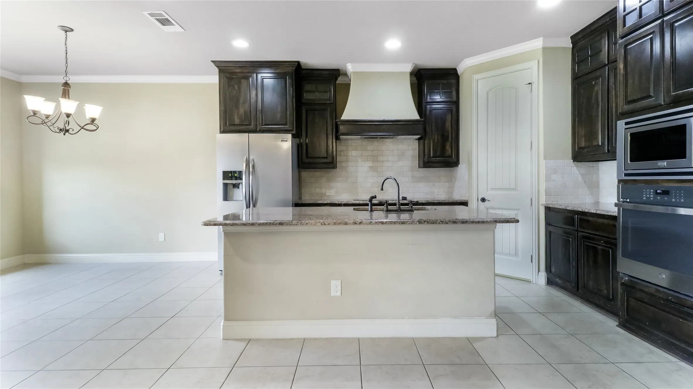 Single Family Residence For Sale in Ellis County , 408 Montpelier Lane, Ovilla, Texas 75154, 3 Bedroom, 3 Bathroom, 2 Garage spaces, 2,608 Sqft, built in 2013, mls#21360620, Real Estate Agent in Ovilla, Homes For Sale in Ellis county, Homes For Sale in Ovilla, Realtor in Ovilla Texas, Real Estate Brokerage Independent Realty Texas, Luminita Cordes Realtor