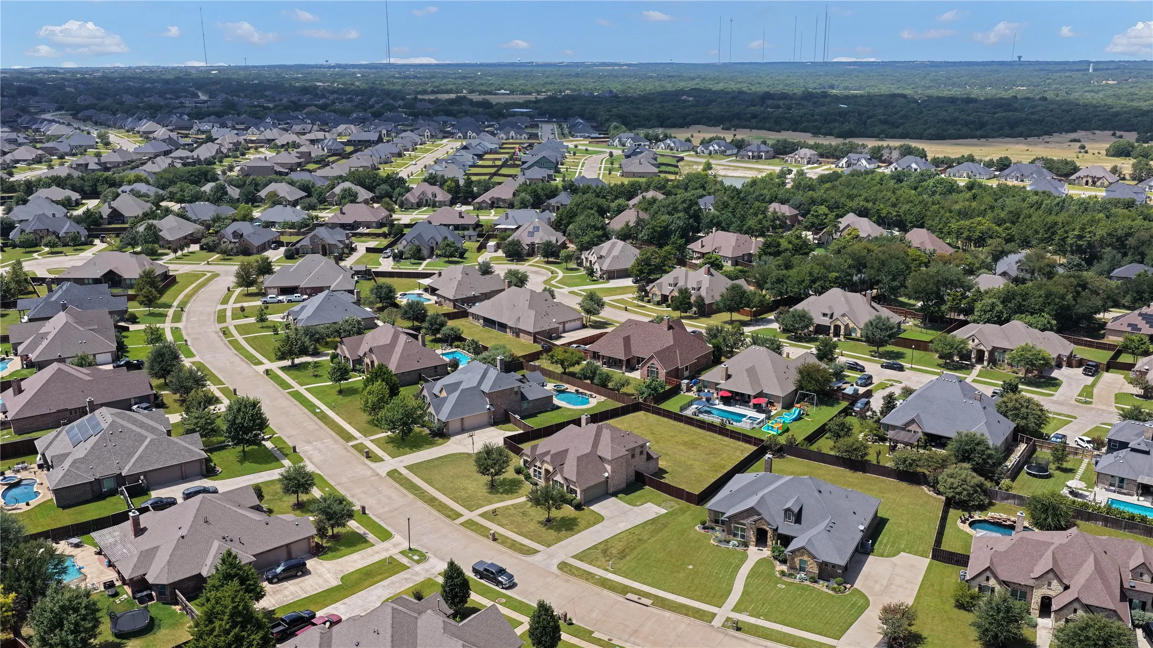 Single Family Residence For Sale in Ellis County , 408 Montpelier Lane, Ovilla, Texas 75154, 3 Bedroom, 3 Bathroom, 2 Garage spaces, 2,608 Sqft, built in 2013, mls#21360620, Real Estate Agent in Ovilla, Homes For Sale in Ellis county, Homes For Sale in Ovilla, Realtor in Ovilla Texas, Real Estate Brokerage Independent Realty Texas, Luminita Cordes Realtor