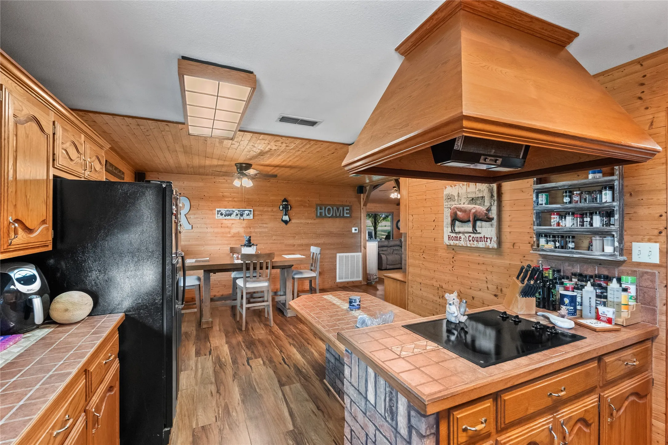Single Family Residence For Sale in Hopkins County , 330 Farm Road 900 S, Saltillo, Texas 75478, 3 Bedroom, 3 Bathroom, Garage spaces, 1,906 Sqft, built in 1995, Price $595,000, mls#21359603, Real Estate Agent in Saltillo, Homes For Sale in Hopkins county, Homes For Sale in Saltillo, Realtor in Saltillo Texas, Real Estate Brokerage Independent Realty Texas, Luminita Cordes Realtor