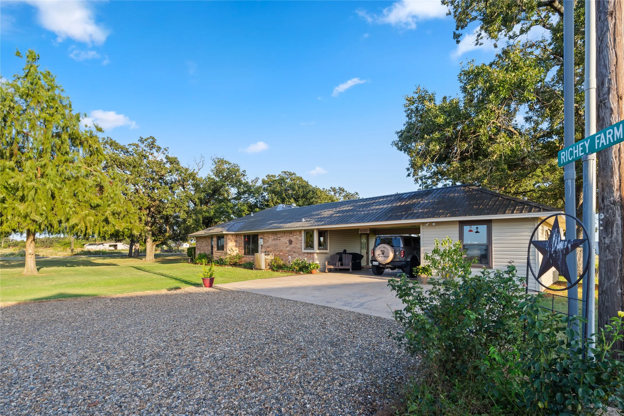Single Family Residence For Sale in Hopkins County , 330 Farm Road 900 S, Saltillo, Texas 75478, 3 Bedroom, 3 Bathroom, Garage spaces, 1,906 Sqft, built in 1995, Price $595,000, mls#21359603, Real Estate Agent in Saltillo, Homes For Sale in Hopkins county, Homes For Sale in Saltillo, Realtor in Saltillo Texas, Real Estate Brokerage Independent Realty Texas, Luminita Cordes Realtor