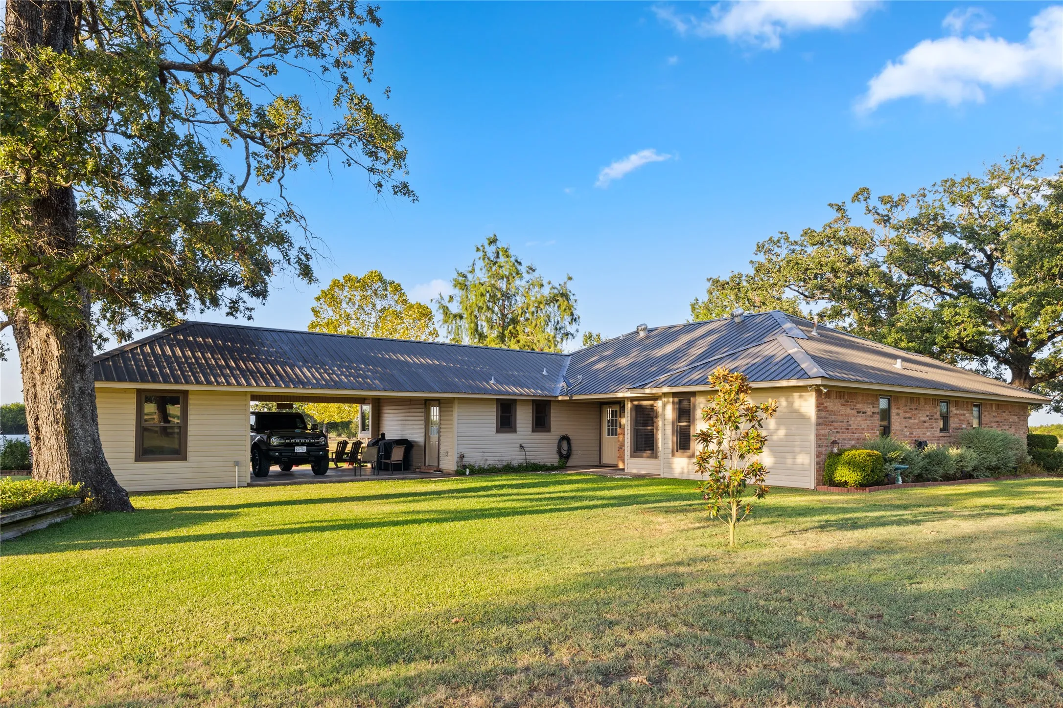 Single Family Residence For Sale in Hopkins County , 330 Farm Road 900 S, Saltillo, Texas 75478, 3 Bedroom, 3 Bathroom, Garage spaces, 1,906 Sqft, built in 1995, Price $595,000, mls#21359603, Real Estate Agent in Saltillo, Homes For Sale in Hopkins county, Homes For Sale in Saltillo, Realtor in Saltillo Texas, Real Estate Brokerage Independent Realty Texas, Luminita Cordes Realtor
