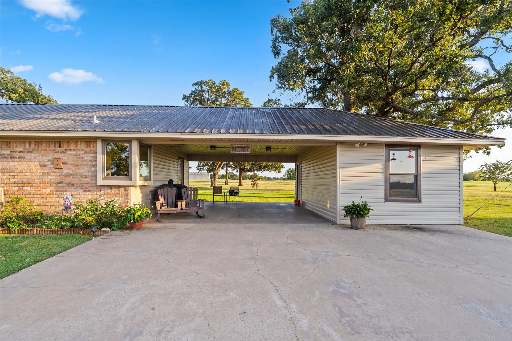 Single Family Residence For Sale in Hopkins County , 330 Farm Road 900 S, Saltillo, Texas 75478, 3 Bedroom, 3 Bathroom, Garage spaces, 1,906 Sqft, built in 1995, Price $595,000, mls#21359603, Real Estate Agent in Saltillo, Homes For Sale in Hopkins county, Homes For Sale in Saltillo, Realtor in Saltillo Texas, Real Estate Brokerage Independent Realty Texas, Luminita Cordes Realtor