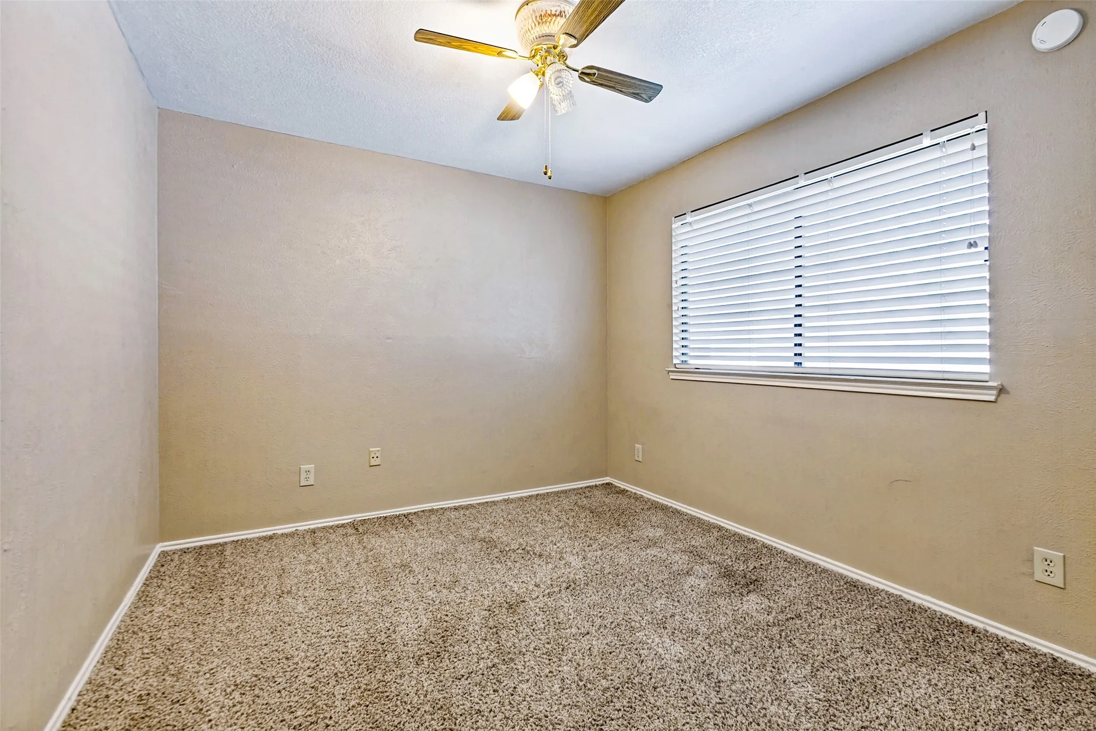 Condominium For Sale in Collin County , 17490 Meandering Way 604, Dallas, Texas 75252, 2 Bedroom, 1 Bathroom, 1 Garage spaces, 877 Sqft, built in 1983, mls#21350873, Real Estate Agent in Dallas, Homes For Sale in Collin county, Homes For Sale in Dallas, Realtor in Dallas Texas, Real Estate Brokerage Independent Realty Texas, Luminita Cordes Realtor