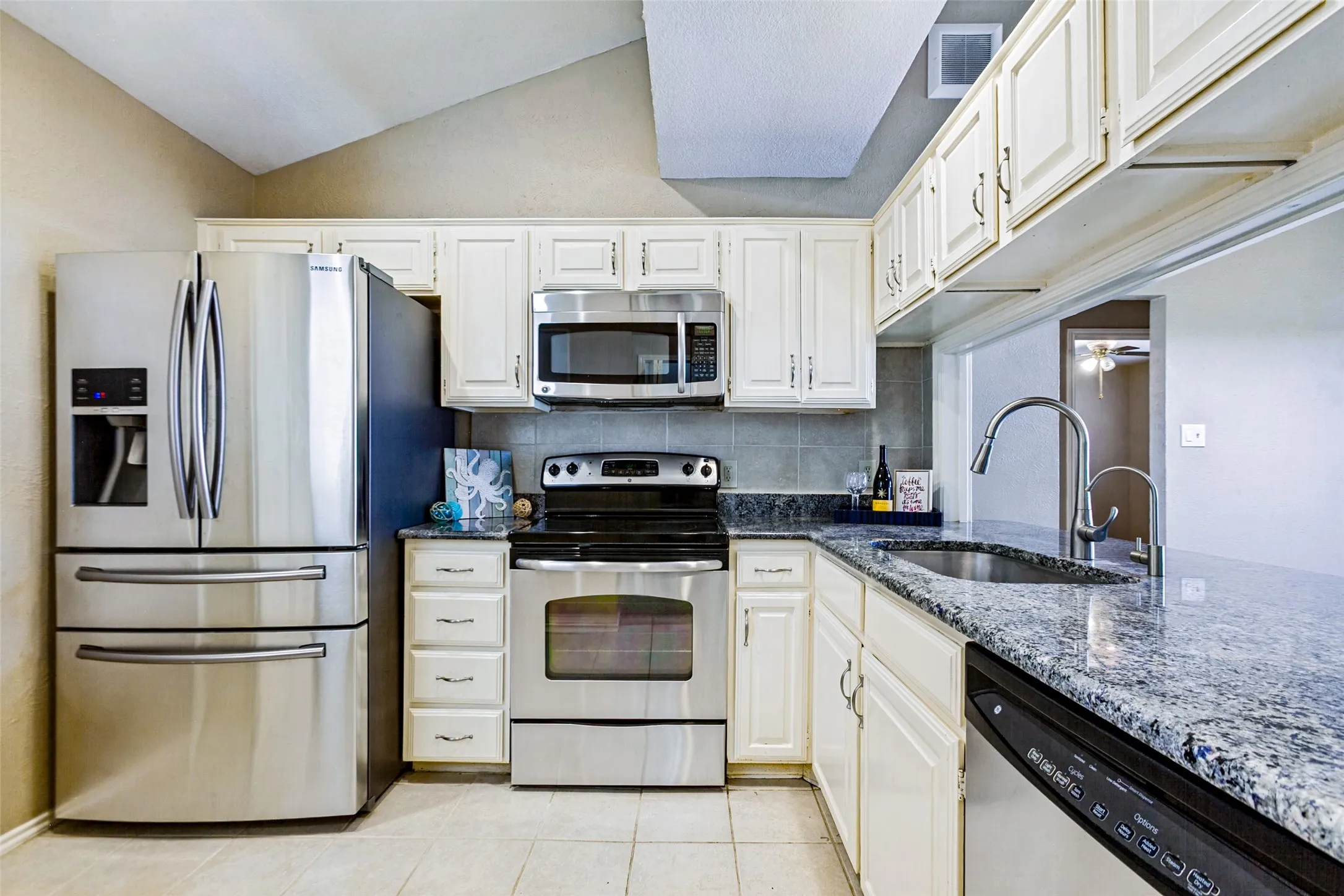 Condominium For Sale in Collin County , 17490 Meandering Way 604, Dallas, Texas 75252, 2 Bedroom, 1 Bathroom, 1 Garage spaces, 877 Sqft, built in 1983, mls#21350873, Real Estate Agent in Dallas, Homes For Sale in Collin county, Homes For Sale in Dallas, Realtor in Dallas Texas, Real Estate Brokerage Independent Realty Texas, Luminita Cordes Realtor