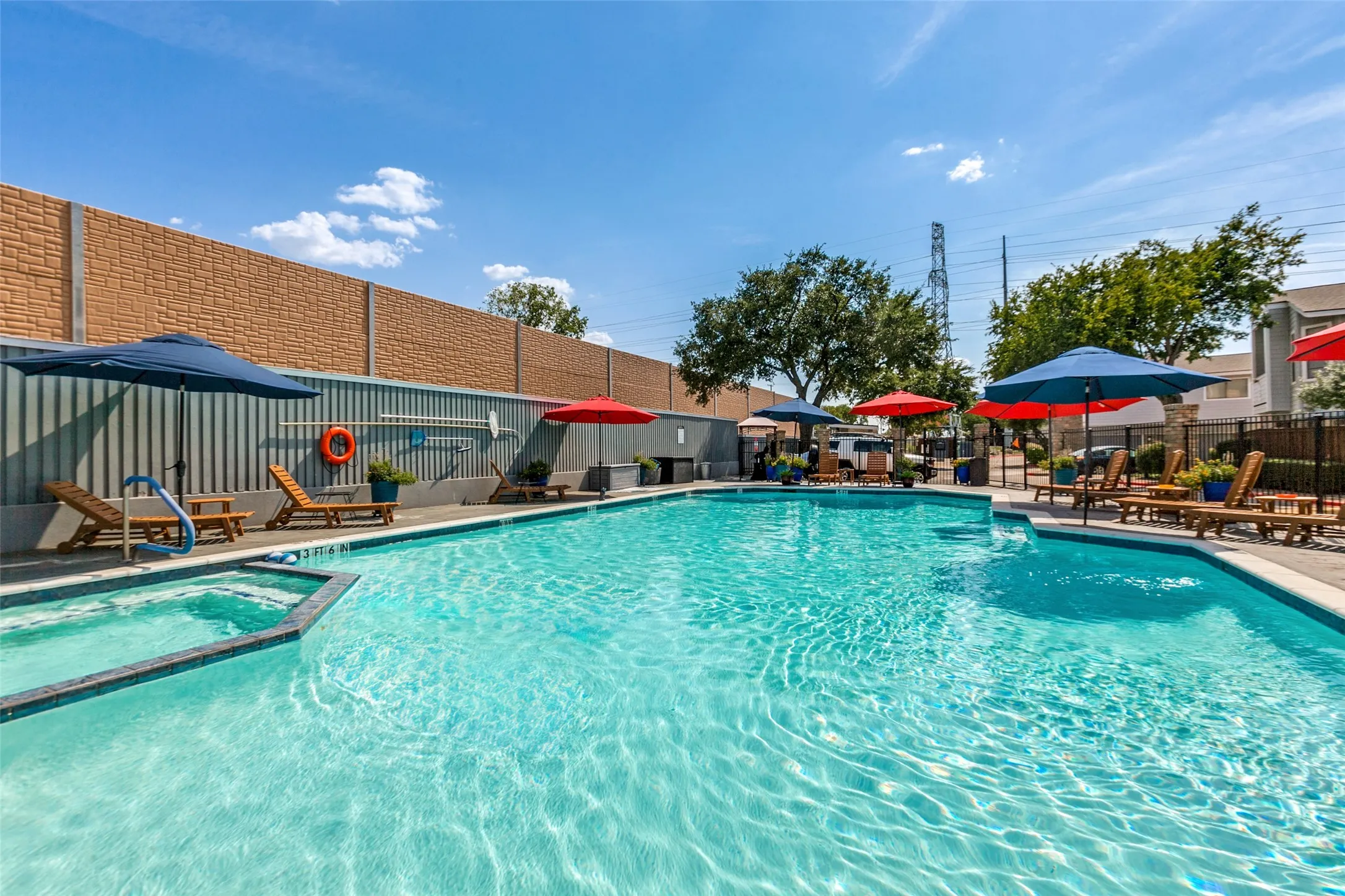 Condominium For Sale in Collin County , 17490 Meandering Way 604, Dallas, Texas 75252, 2 Bedroom, 1 Bathroom, 1 Garage spaces, 877 Sqft, built in 1983, mls#21350873, Real Estate Agent in Dallas, Homes For Sale in Collin county, Homes For Sale in Dallas, Realtor in Dallas Texas, Real Estate Brokerage Independent Realty Texas, Luminita Cordes Realtor