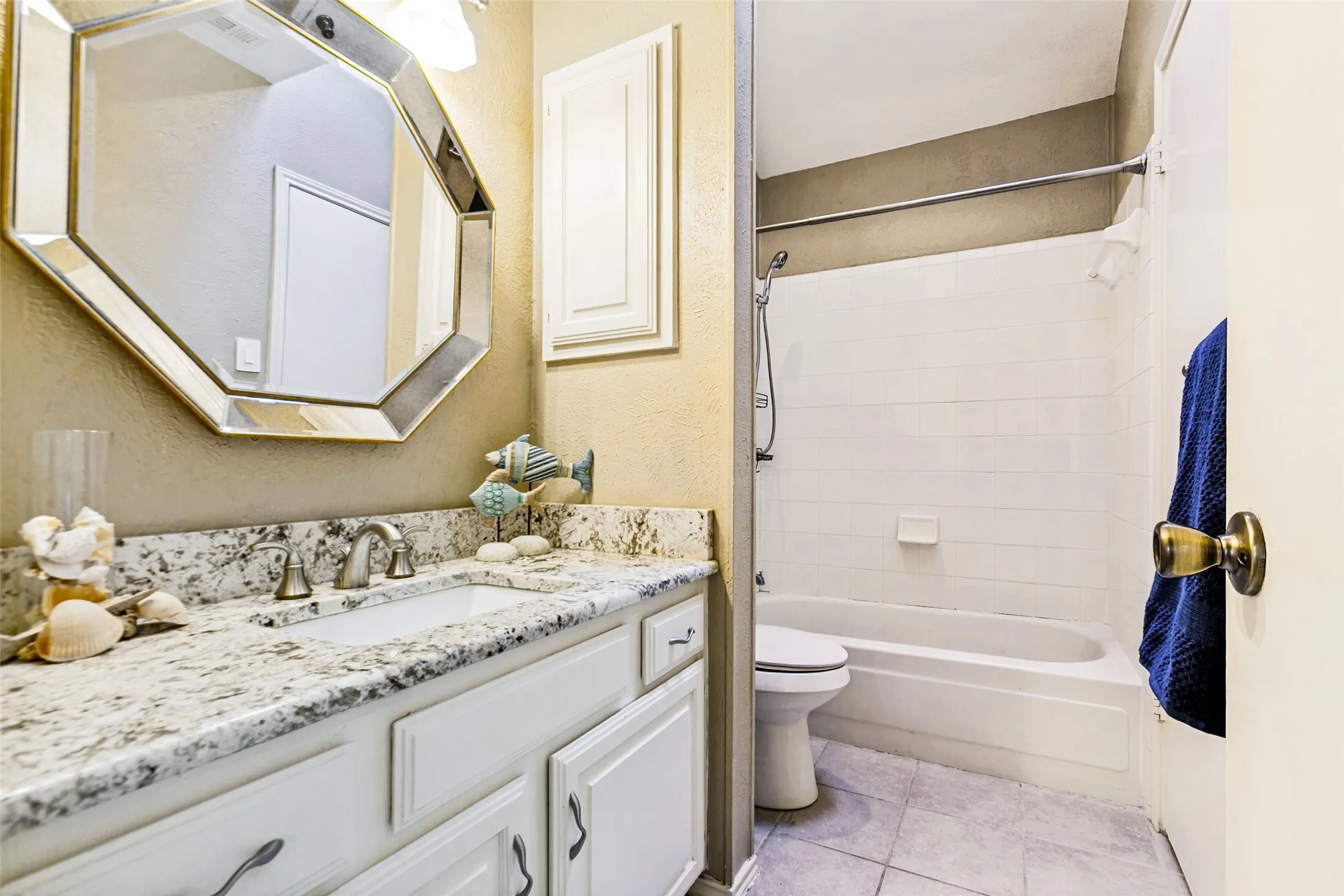 Condominium For Sale in Collin County , 17490 Meandering Way 604, Dallas, Texas 75252, 2 Bedroom, 1 Bathroom, 1 Garage spaces, 877 Sqft, built in 1983, mls#21350873, Real Estate Agent in Dallas, Homes For Sale in Collin county, Homes For Sale in Dallas, Realtor in Dallas Texas, Real Estate Brokerage Independent Realty Texas, Luminita Cordes Realtor