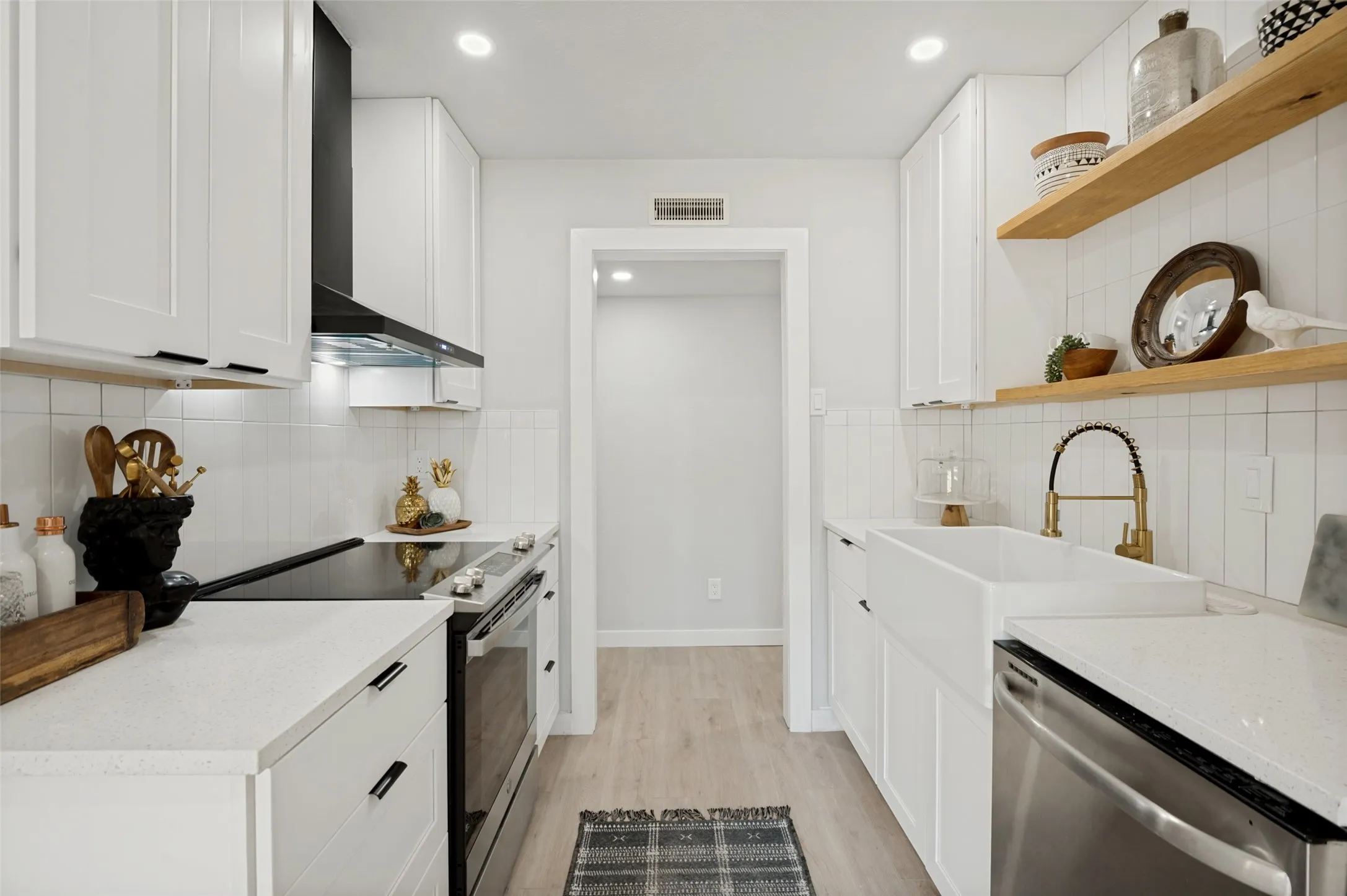 Single Family Residence For Sale in Denton County , 2124 Highbury Road, Carrollton, Texas 75007, 3 Bedroom, 2 Bathroom, 1 Garage spaces, 1,275 Sqft, built in 1973, mls#21360626, Real Estate Agent in Carrollton, Homes For Sale in Denton county, Homes For Sale in Carrollton, Realtor in Carrollton Texas, Real Estate Brokerage Independent Realty Texas, Luminita Cordes Realtor