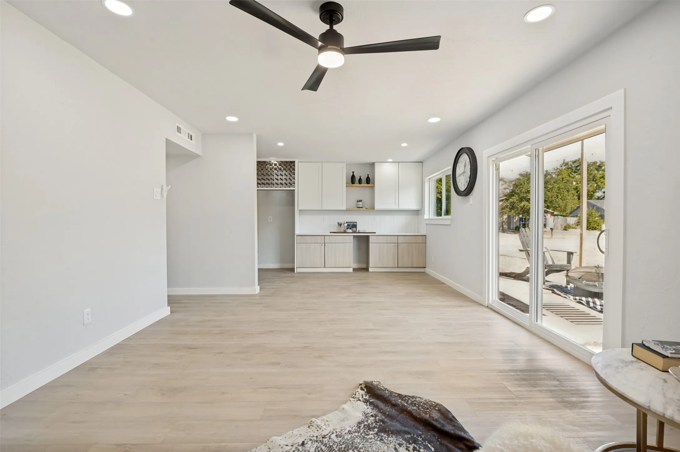 Single Family Residence For Sale in Denton County , 2124 Highbury Road, Carrollton, Texas 75007, 3 Bedroom, 2 Bathroom, 1 Garage spaces, 1,275 Sqft, built in 1973, mls#21360626, Real Estate Agent in Carrollton, Homes For Sale in Denton county, Homes For Sale in Carrollton, Realtor in Carrollton Texas, Real Estate Brokerage Independent Realty Texas, Luminita Cordes Realtor