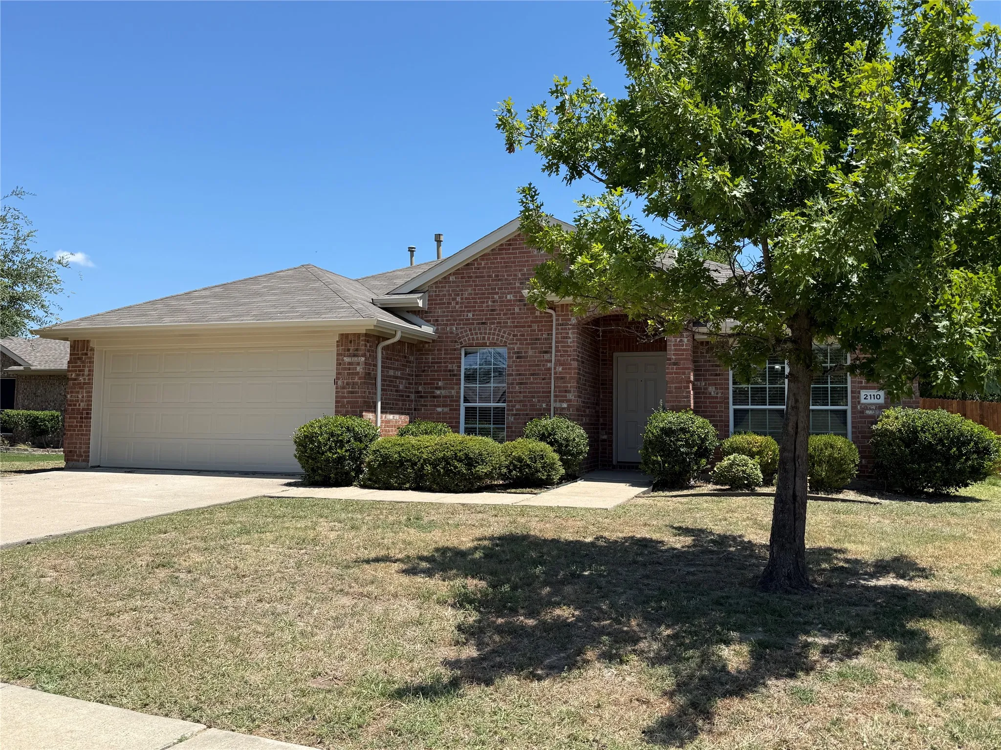 Single Family Residence For Sale in Rockwall County , 2110 Gleaner Drive, Rockwall, Texas 75032, 4 Bedroom, 2 Bathroom, 2 Garage spaces, 2,102 Sqft, built in 2004, mls#21358475, Real Estate Agent in Rockwall, Homes For Sale in Rockwall county, Homes For Sale in Rockwall, Realtor in Rockwall Texas, Real Estate Brokerage Independent Realty Texas, Luminita Cordes Realtor