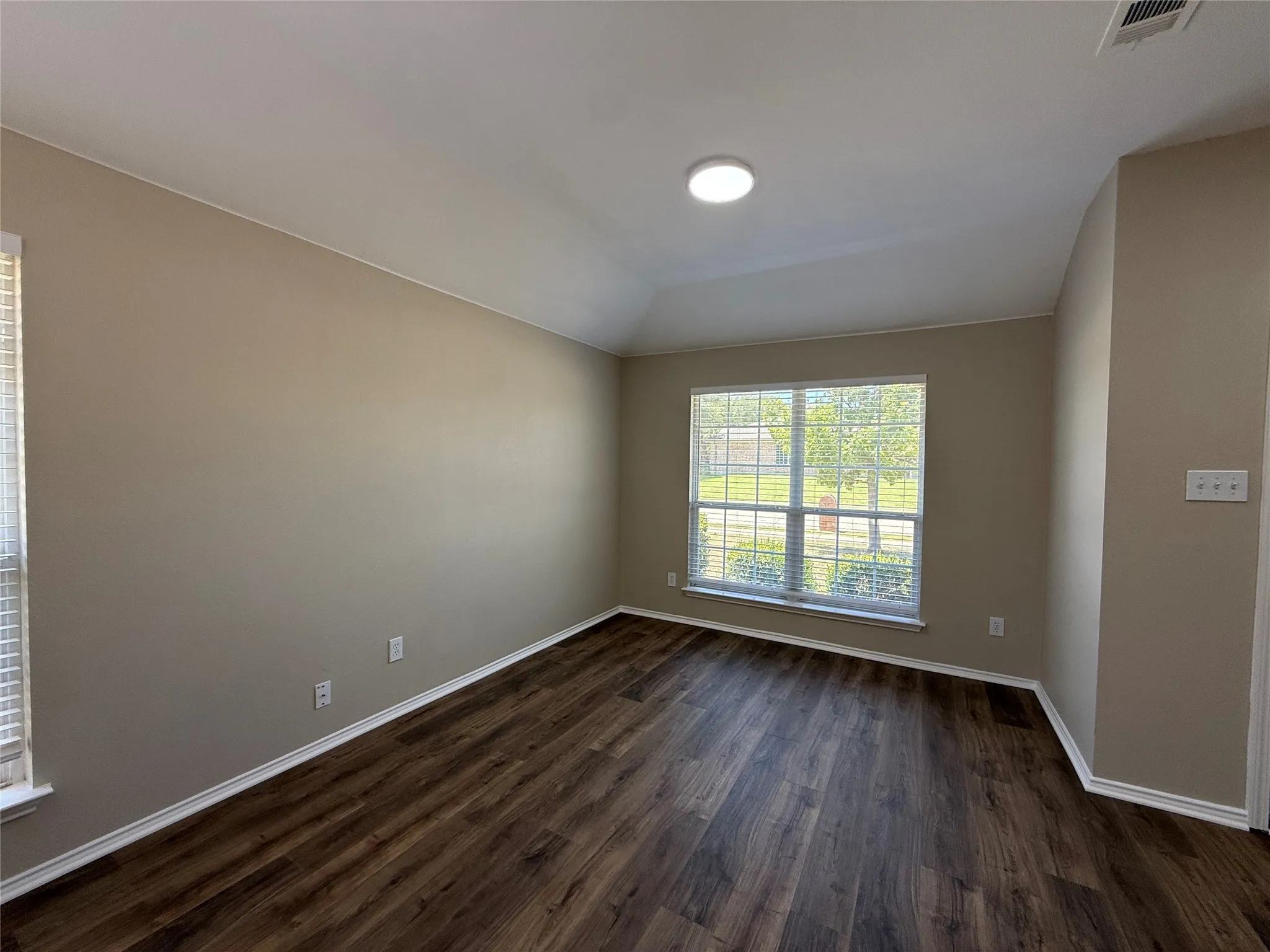 Single Family Residence For Sale in Rockwall County , 2110 Gleaner Drive, Rockwall, Texas 75032, 4 Bedroom, 2 Bathroom, 2 Garage spaces, 2,102 Sqft, built in 2004, mls#21358475, Real Estate Agent in Rockwall, Homes For Sale in Rockwall county, Homes For Sale in Rockwall, Realtor in Rockwall Texas, Real Estate Brokerage Independent Realty Texas, Luminita Cordes Realtor