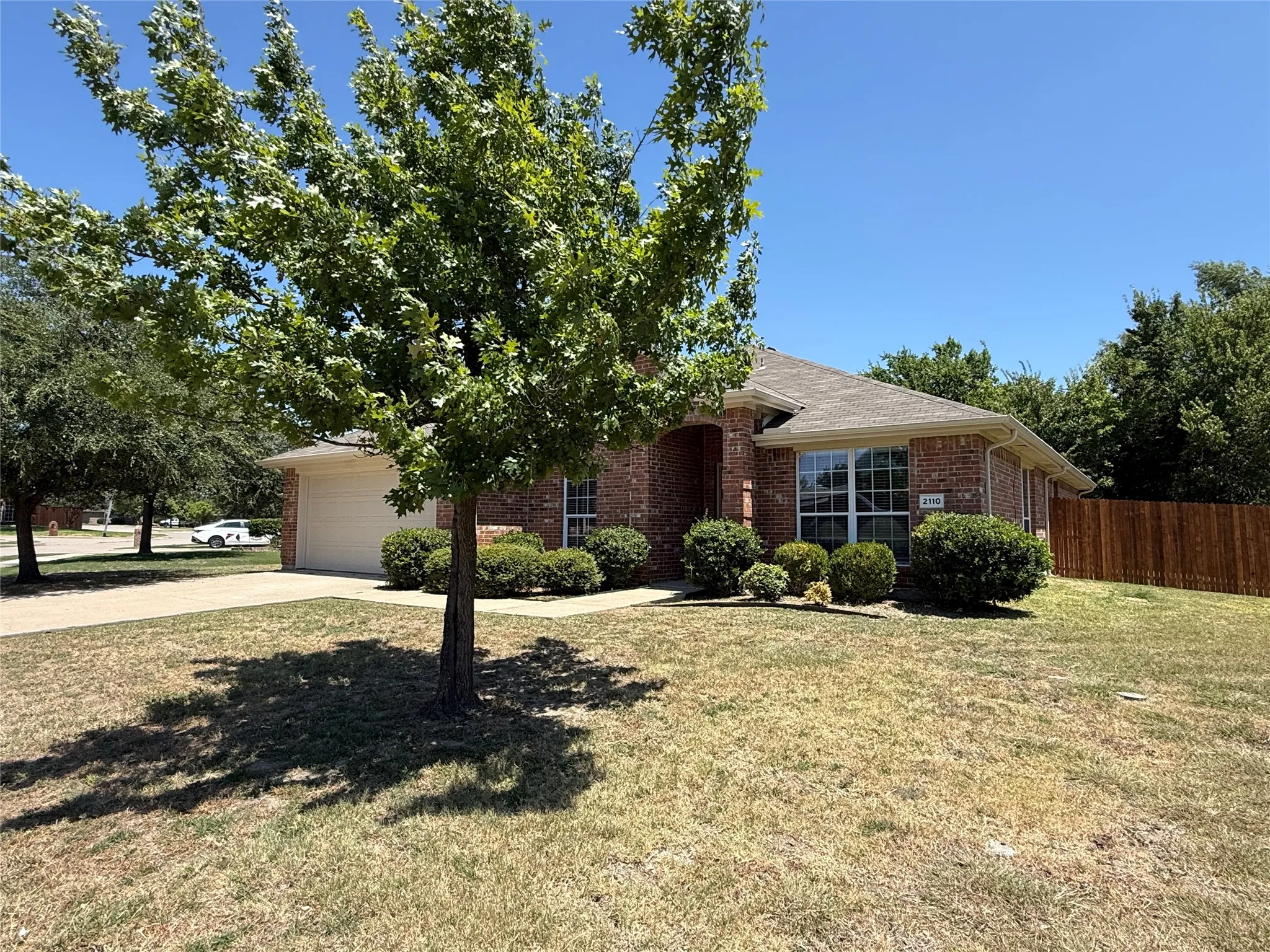 Single Family Residence For Sale in Rockwall County , 2110 Gleaner Drive, Rockwall, Texas 75032, 4 Bedroom, 2 Bathroom, 2 Garage spaces, 2,102 Sqft, built in 2004, mls#21358475, Real Estate Agent in Rockwall, Homes For Sale in Rockwall county, Homes For Sale in Rockwall, Realtor in Rockwall Texas, Real Estate Brokerage Independent Realty Texas, Luminita Cordes Realtor