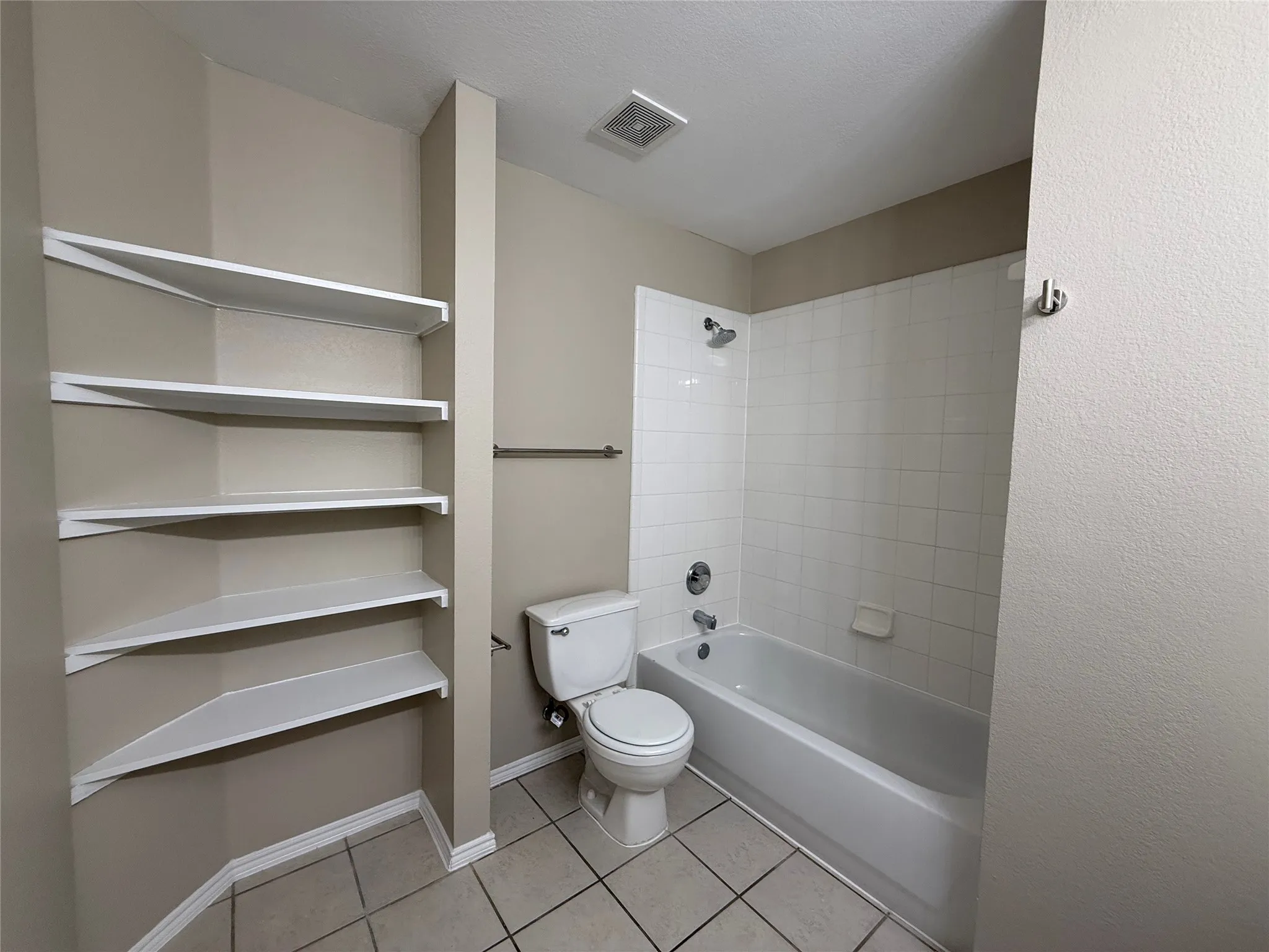 Single Family Residence For Sale in Rockwall County , 2110 Gleaner Drive, Rockwall, Texas 75032, 4 Bedroom, 2 Bathroom, 2 Garage spaces, 2,102 Sqft, built in 2004, mls#21358475, Real Estate Agent in Rockwall, Homes For Sale in Rockwall county, Homes For Sale in Rockwall, Realtor in Rockwall Texas, Real Estate Brokerage Independent Realty Texas, Luminita Cordes Realtor